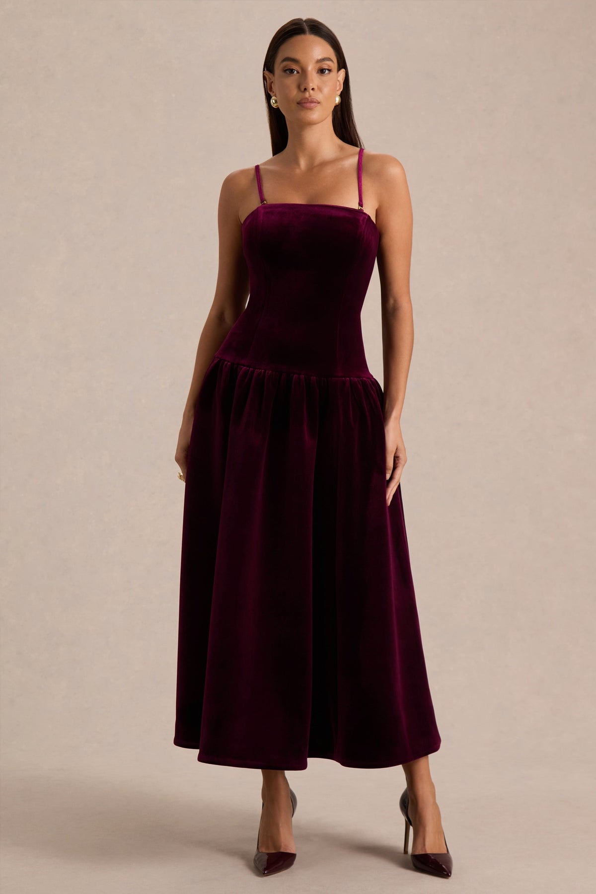 Violetta | Vestido Midi Burdeos de Cuello Bandeau, Cintura Caída y Falda Plisada