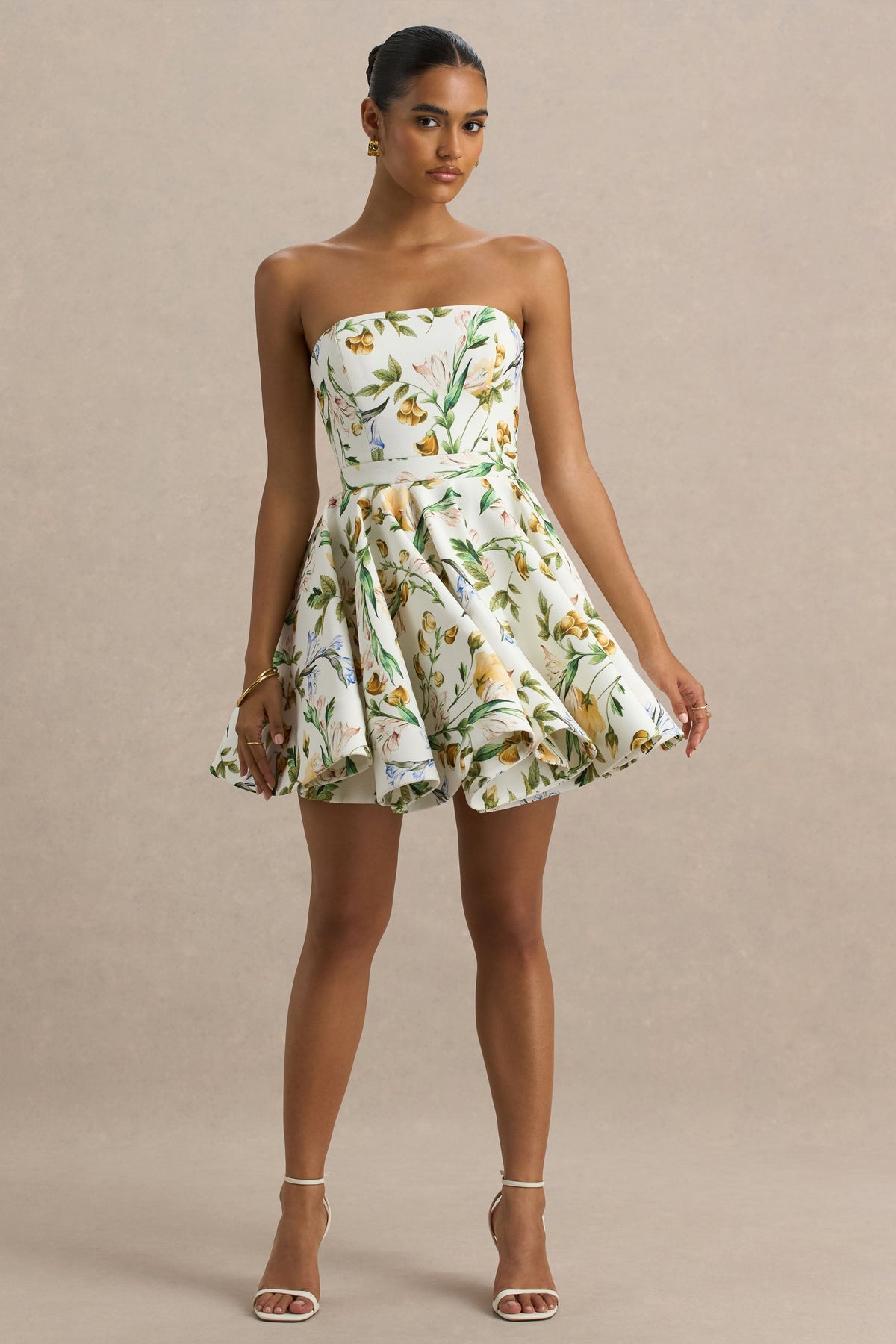 Valerian | Vestido corto Blanco con Estampado floral y Escote Bandeau con Bajo con Volantes