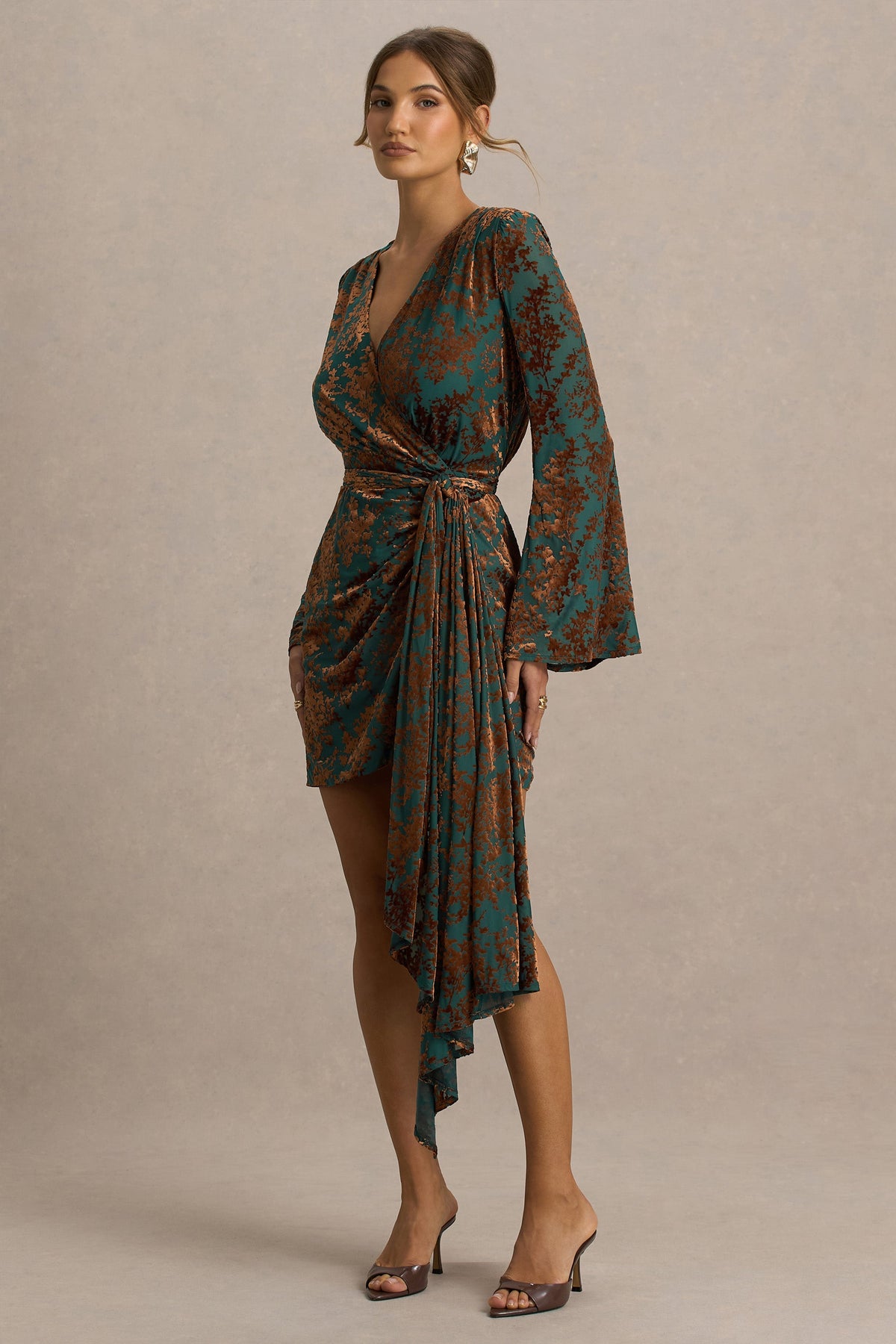 Dimitra | Vestido Corto cruzado de terciopelo devoré en verde oscuro y marrón con escote pronunciado