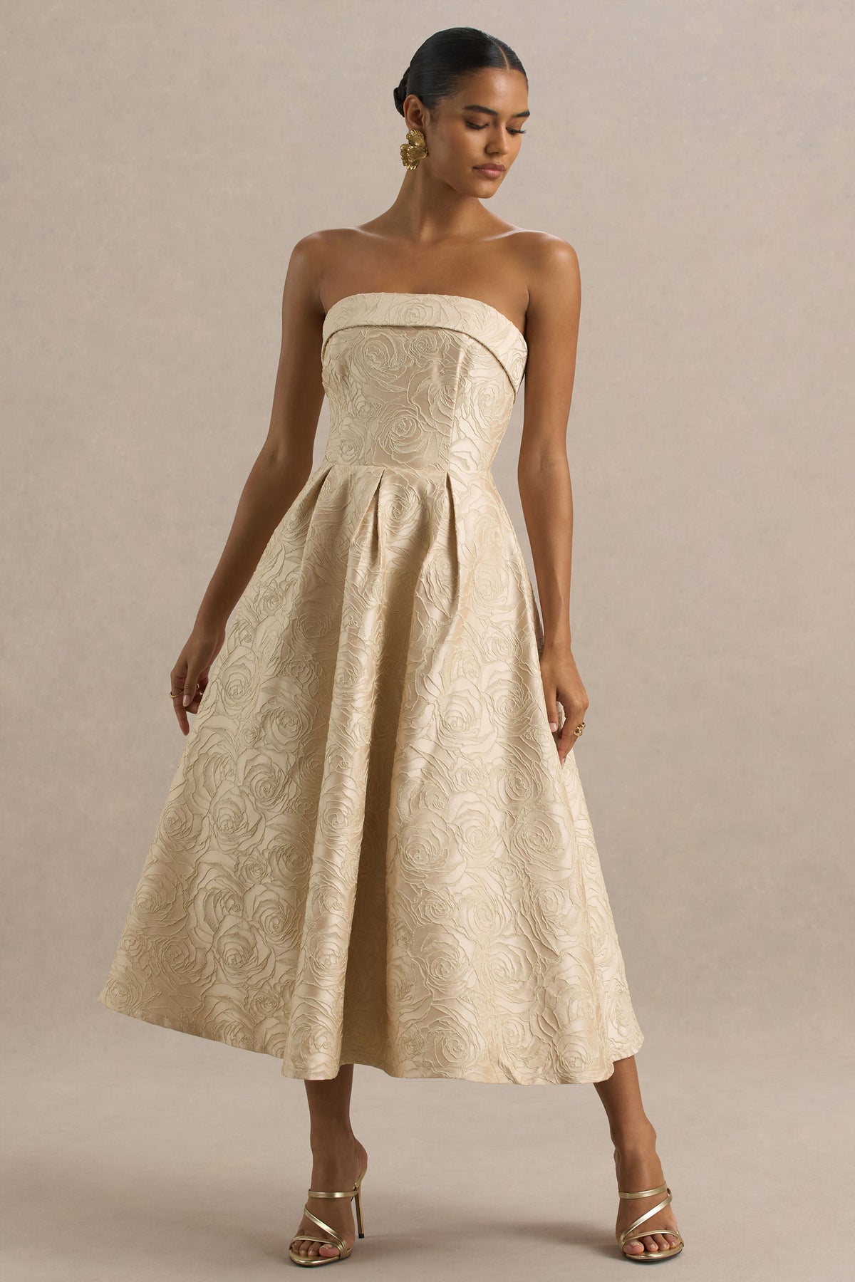 Hypnotic | Vestido Midi Dorado de Jacquard con Escote Bandeau y falda plisada