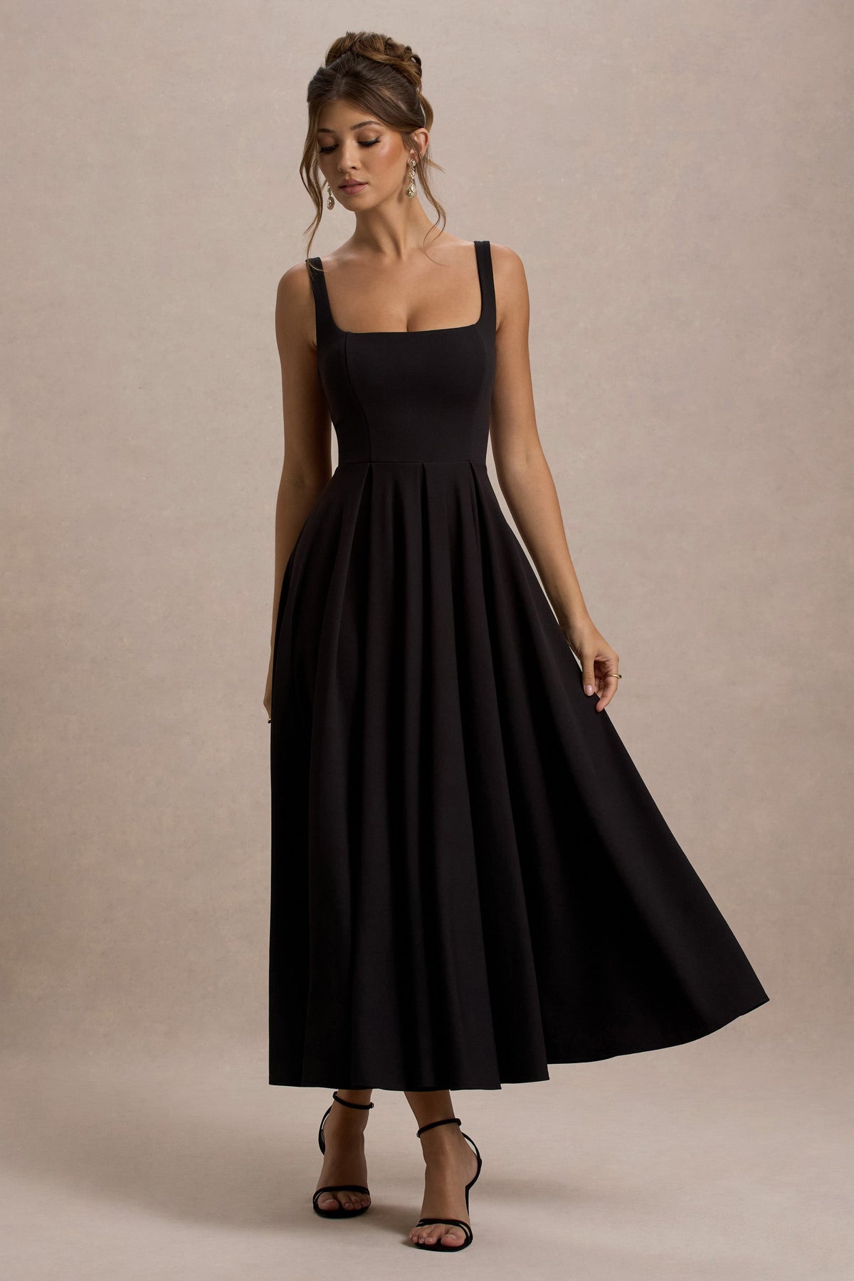 Parina |  Vestido midi con escote cuadrado y falda plisada