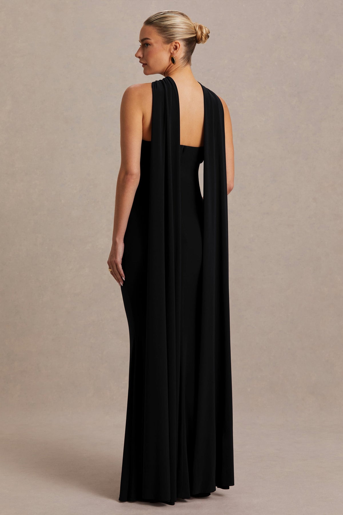 Lyra | Vestido Largo Negro de Cuello Halter Cruzado y Capa