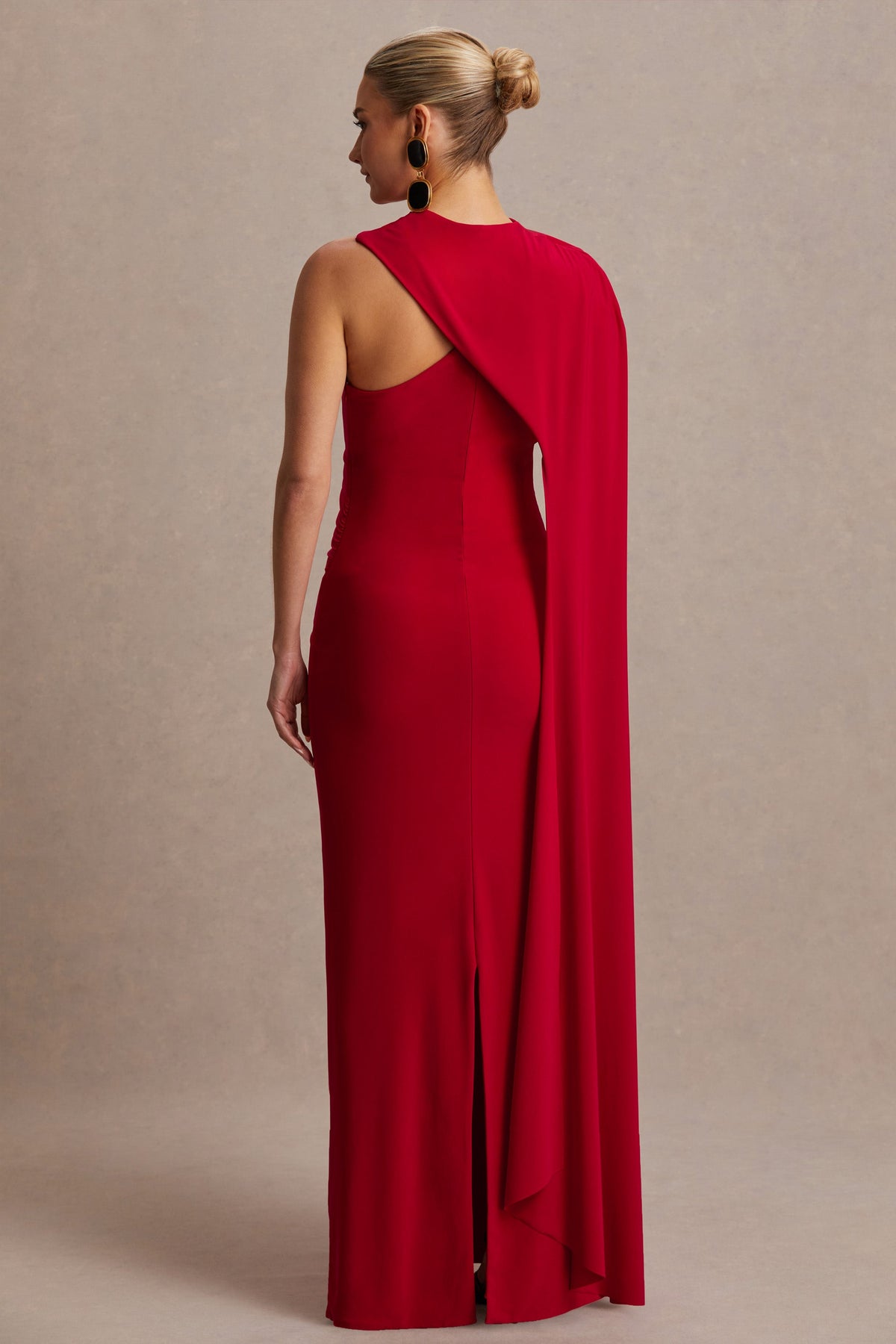 Tessy | Vestido Largo Rojo con Escote Asimétrico y Manga Capa