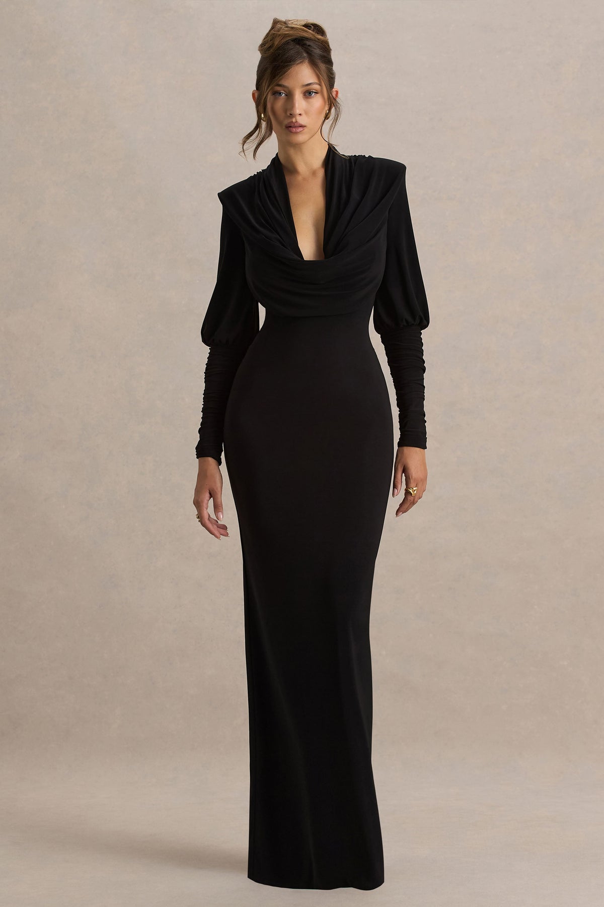 Kaylee | Vestido largo negro con mangas largas y escote profundo