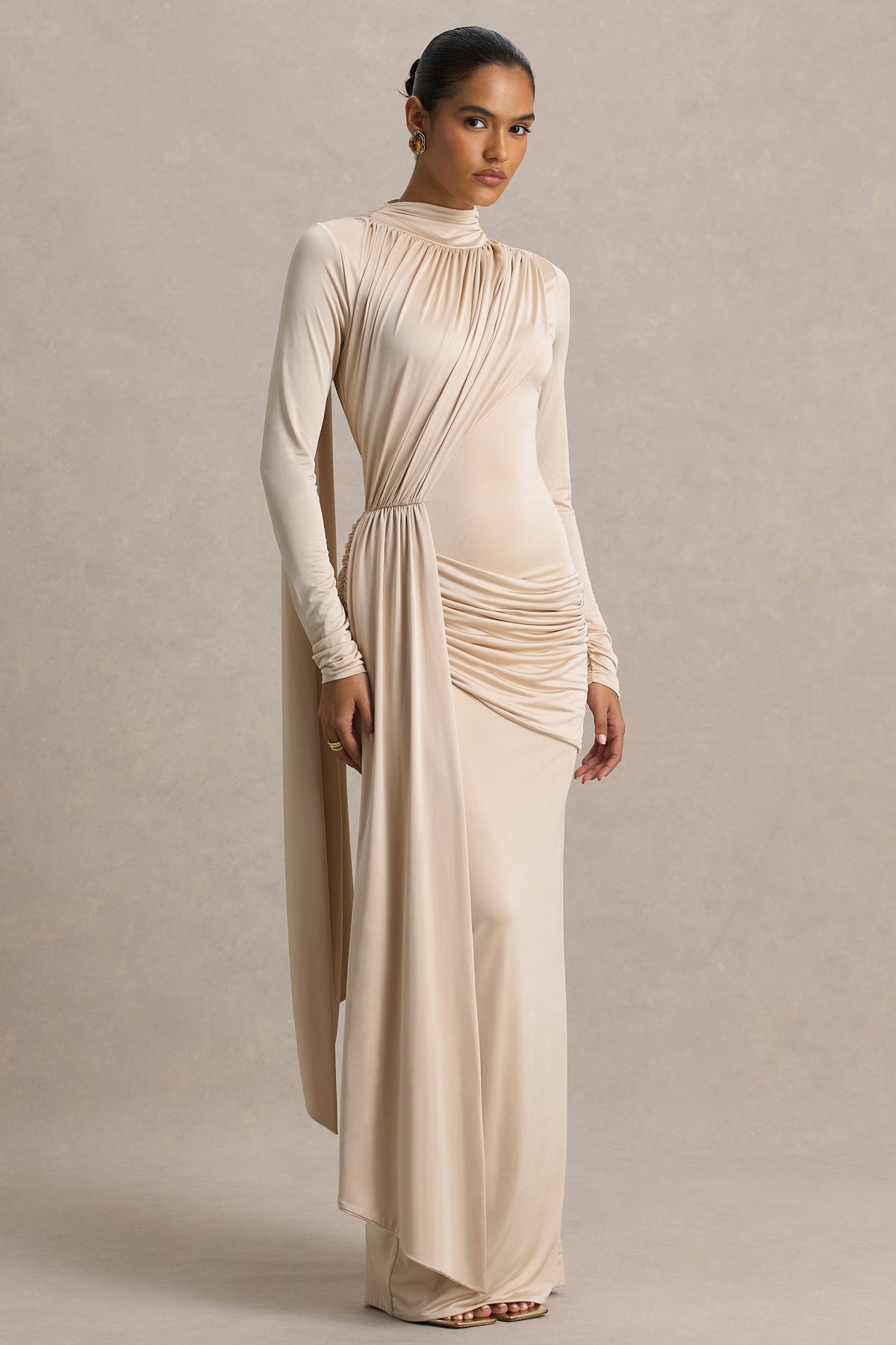 Romi | Vestido Largo Champán Con Escote Alto y Detalle Fruncido