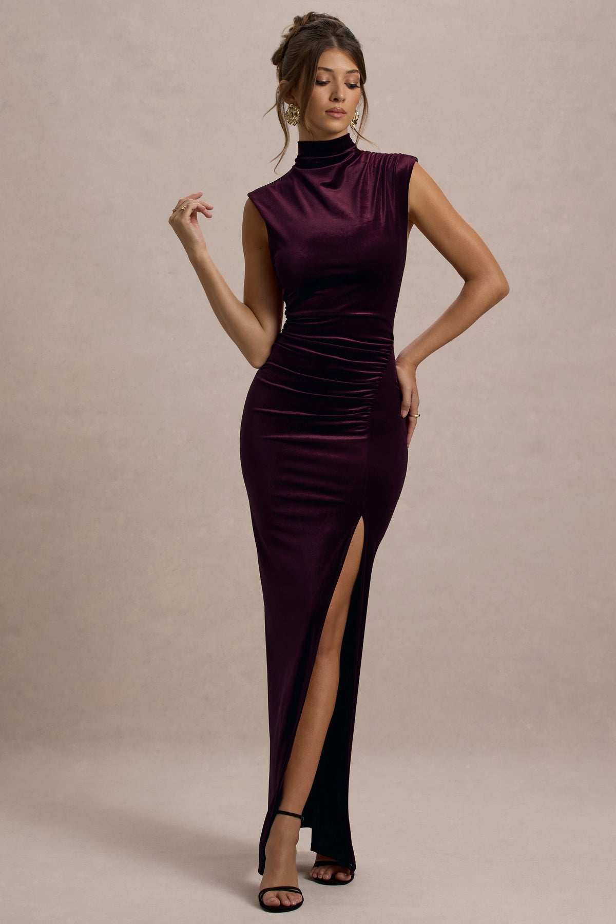 Abilene | Vestido largo de terciopelo en color burdeos, de cuello alto y abertura lateral
