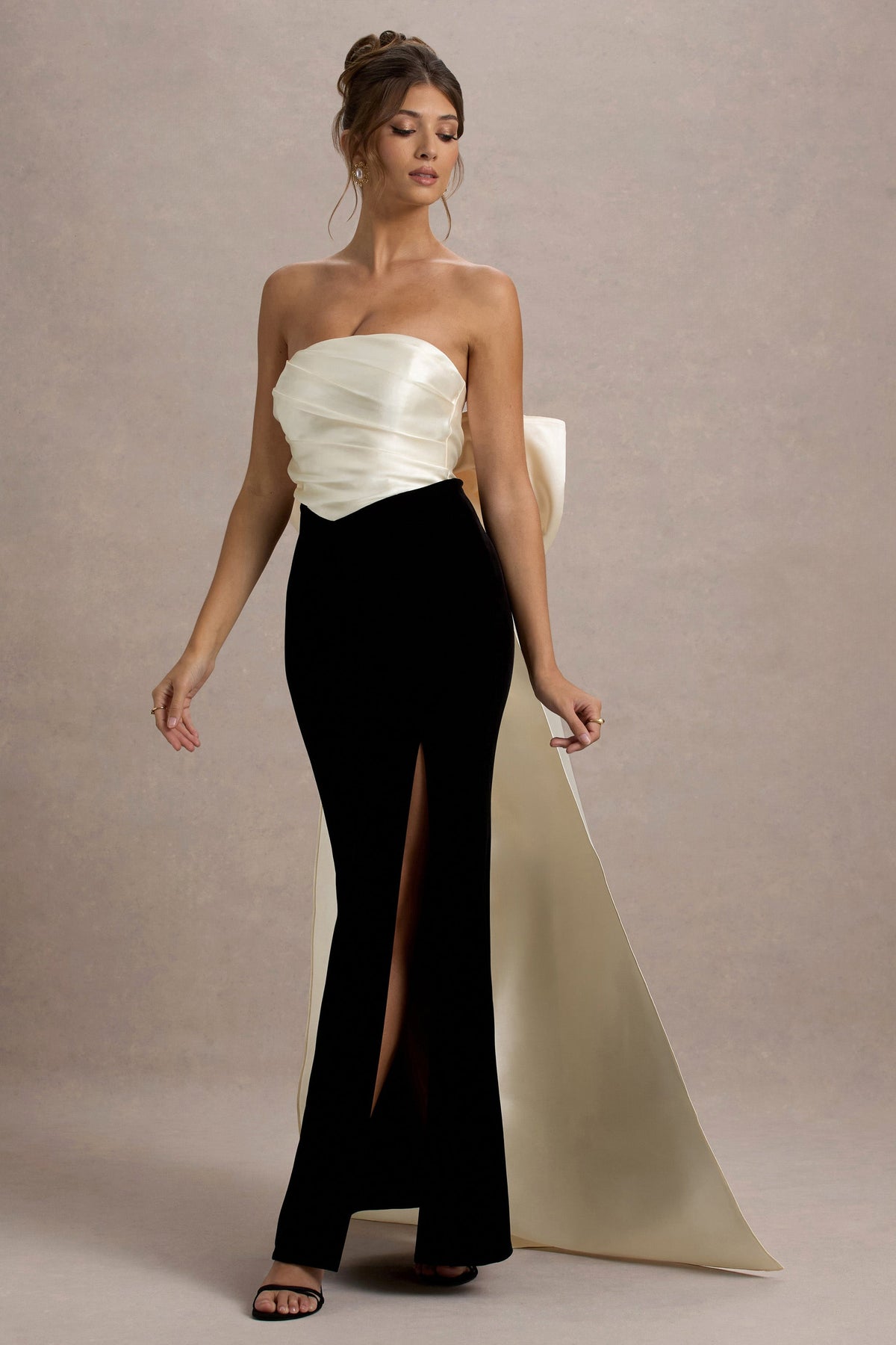 Take A Bow | Vestido largo de terciopelo en negro y lazada en color crema