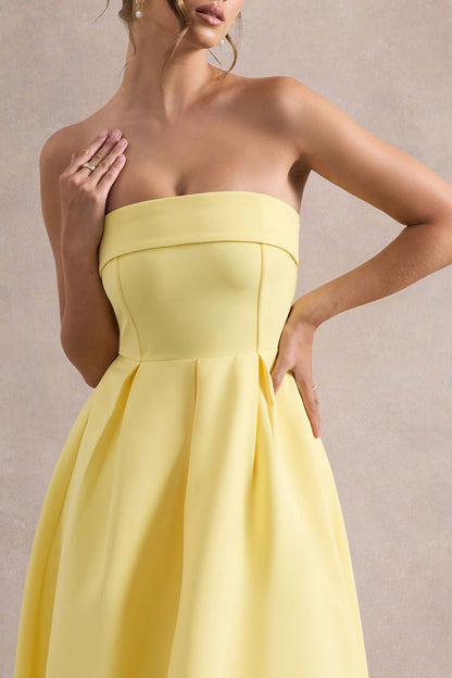Annalise | Vestido midi en amarillo limón con escote bandeau y falda plisada