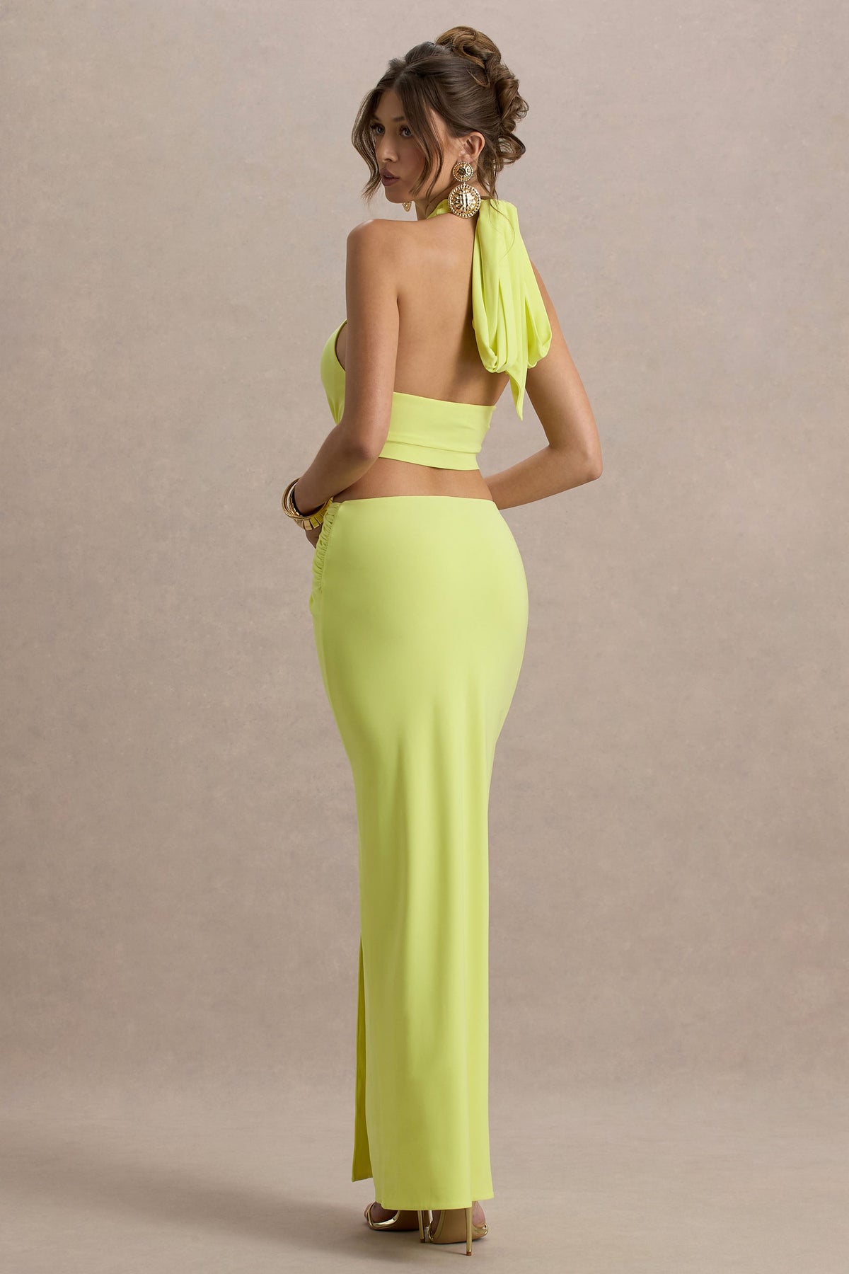Aura | Vestido largo en Verde Lima con Escote Halter y detalles de aberturas