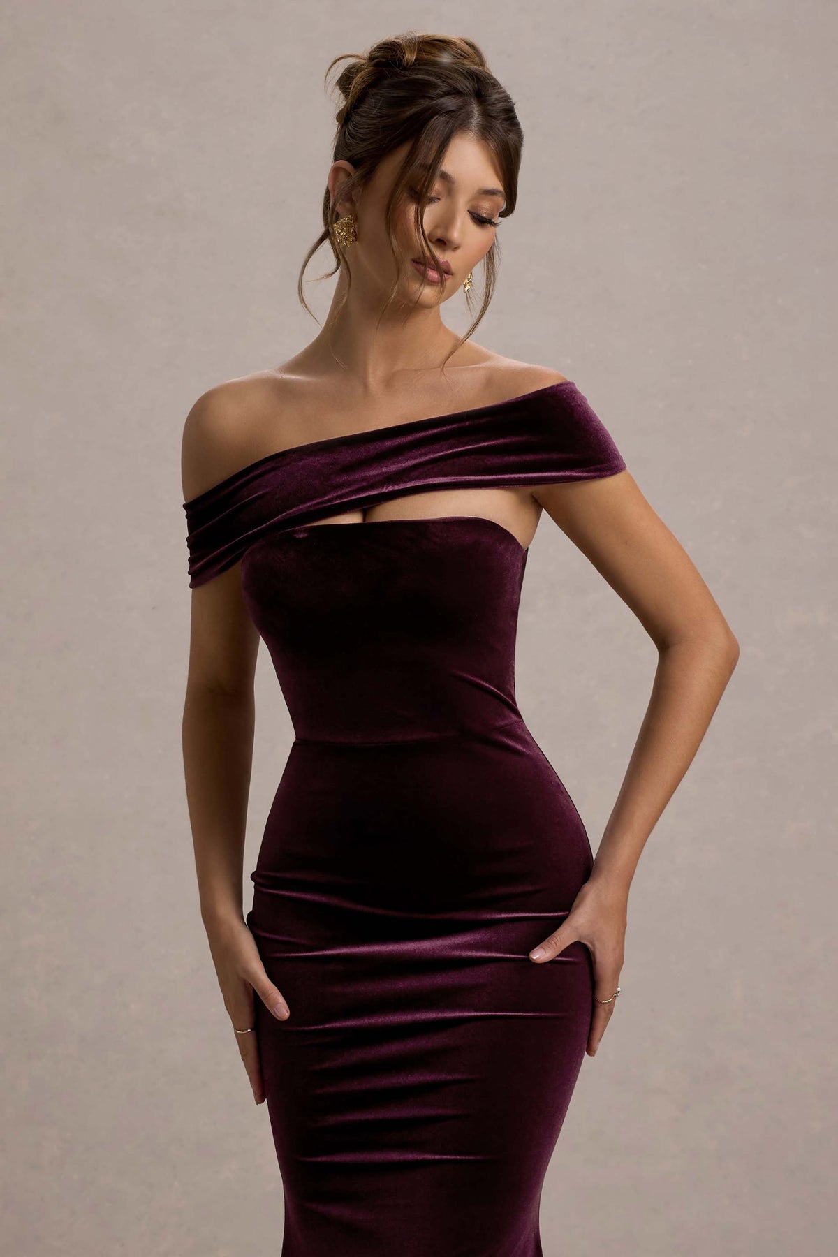 Candela | Vestido largo de Terciopelo morado con Escote Bardot Asimétrico