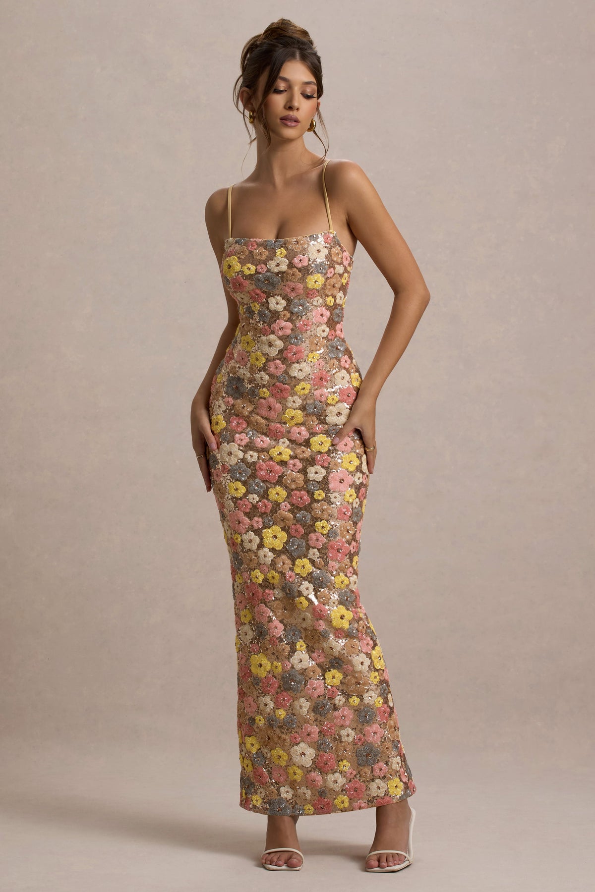 Vitora | Vestido largo con estampado floral en tonos pastel lentejuelas y escote cuadrado