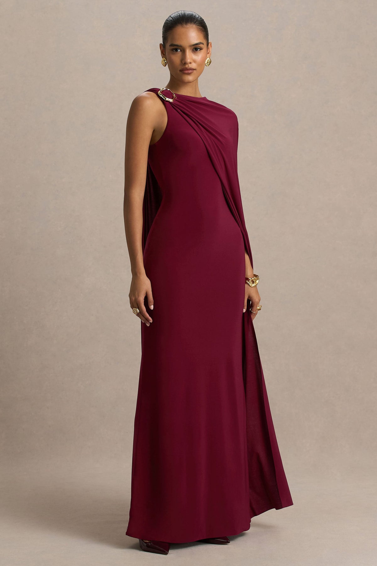 Cressida | Vestido Largo burdeos con escote asimétrico y manga capa