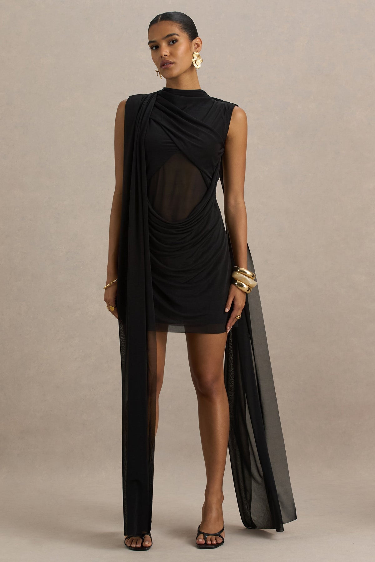 Riad | Vestido corto negro de gasa con cuerpo transparente y capa de mangas dobles.