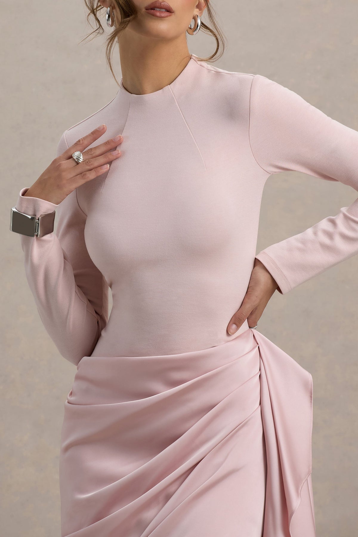 Raffie | Vestido Midi satinado rosa con mangas largas y drapeado lateral