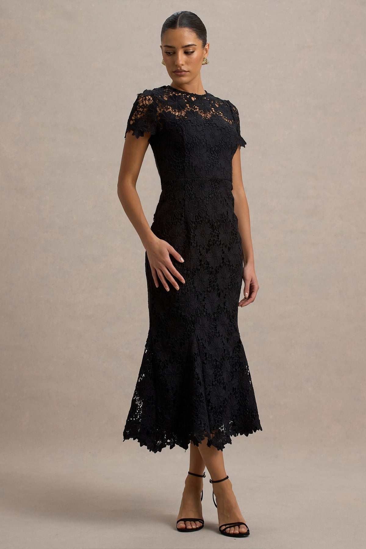 Clarissa | Vestido midi de encaje negro con mangas corrtas