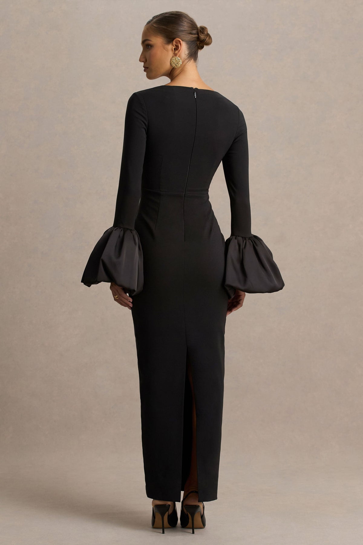 Retreat | Vestido largo negro con escote cuadrado y mangas campana de satén