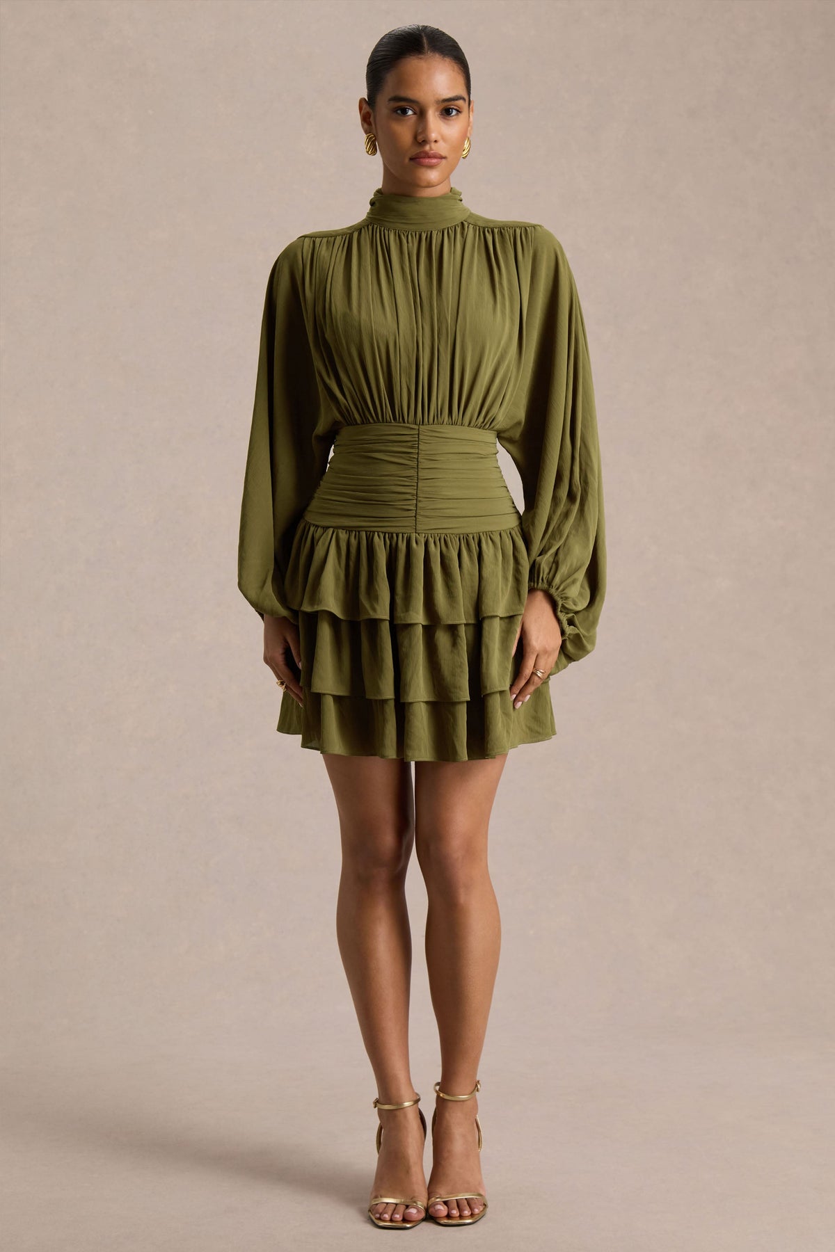Imma | Vestido corto de cuello alto en color oliva con detalles de volantes