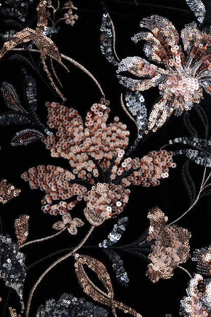 Lyric | Vestido Largo de Terciopelo Negro con Estampado de Flores Lentejuelas y Escote Alto