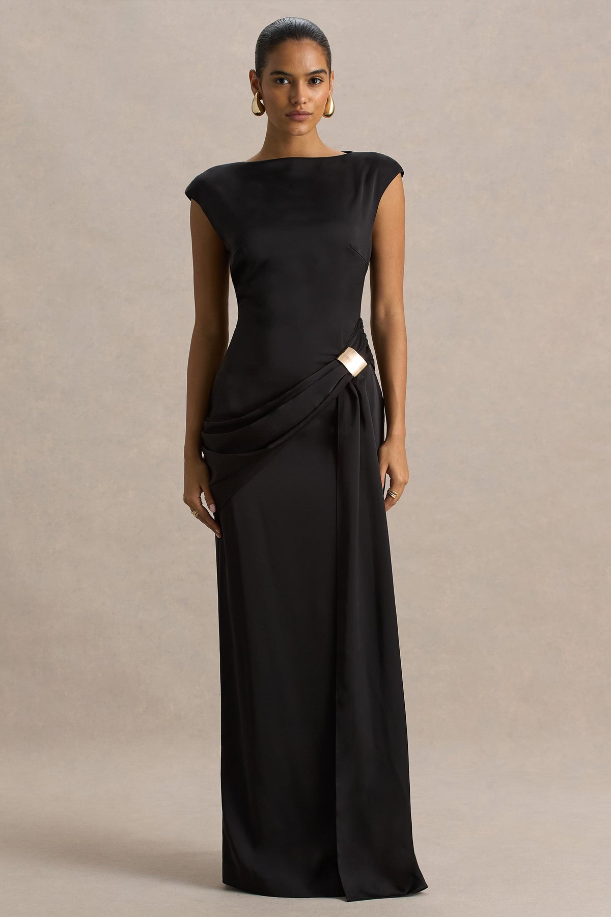 Influence | Vestido Largo Negro de Satén con Escote Alto y Detalles Fruncidos y Adornados