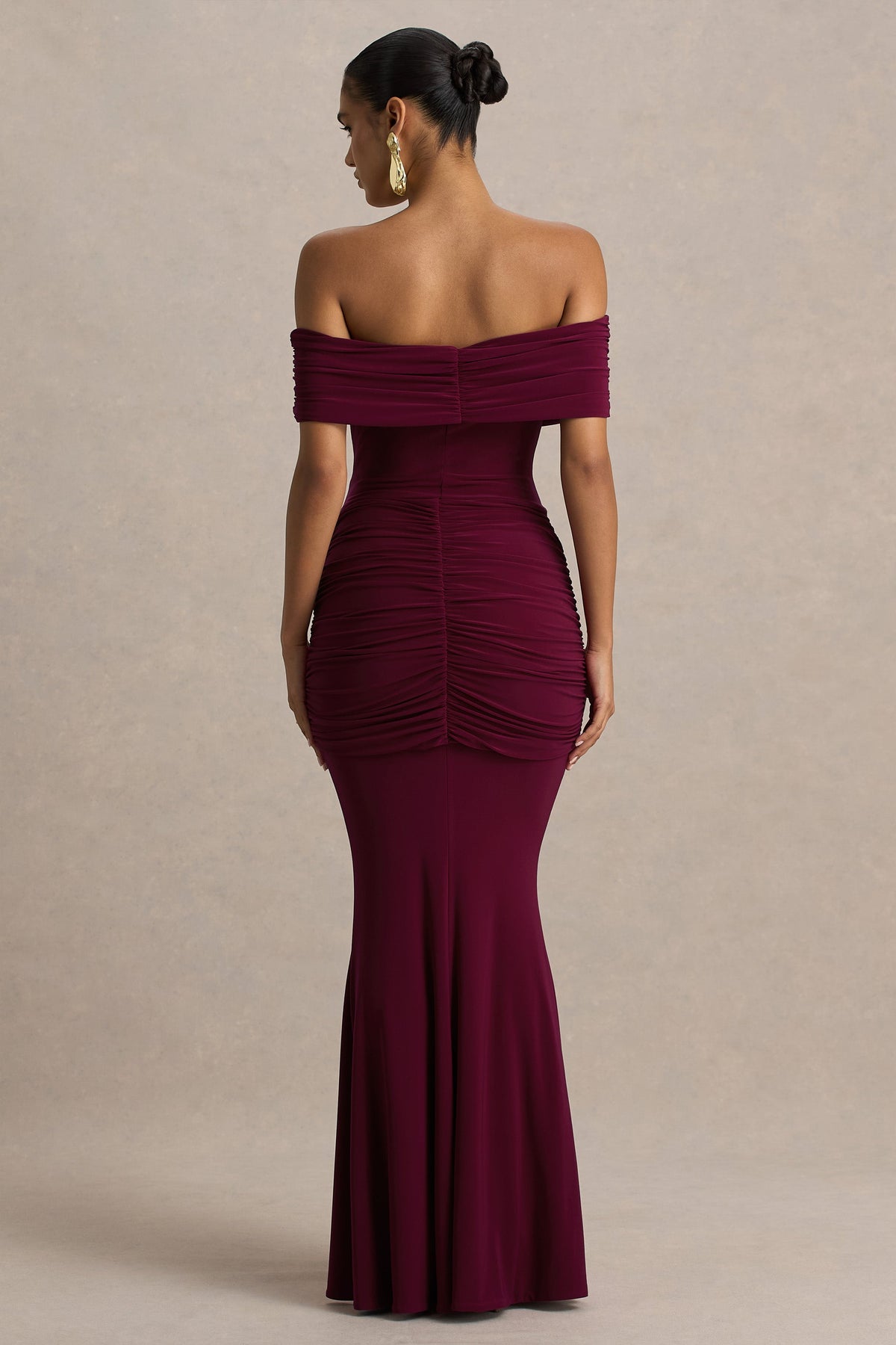 Envisioned | Vestido Largo Burdeos Con Escote Bardot y Detalles Fruncidos y Drapeados