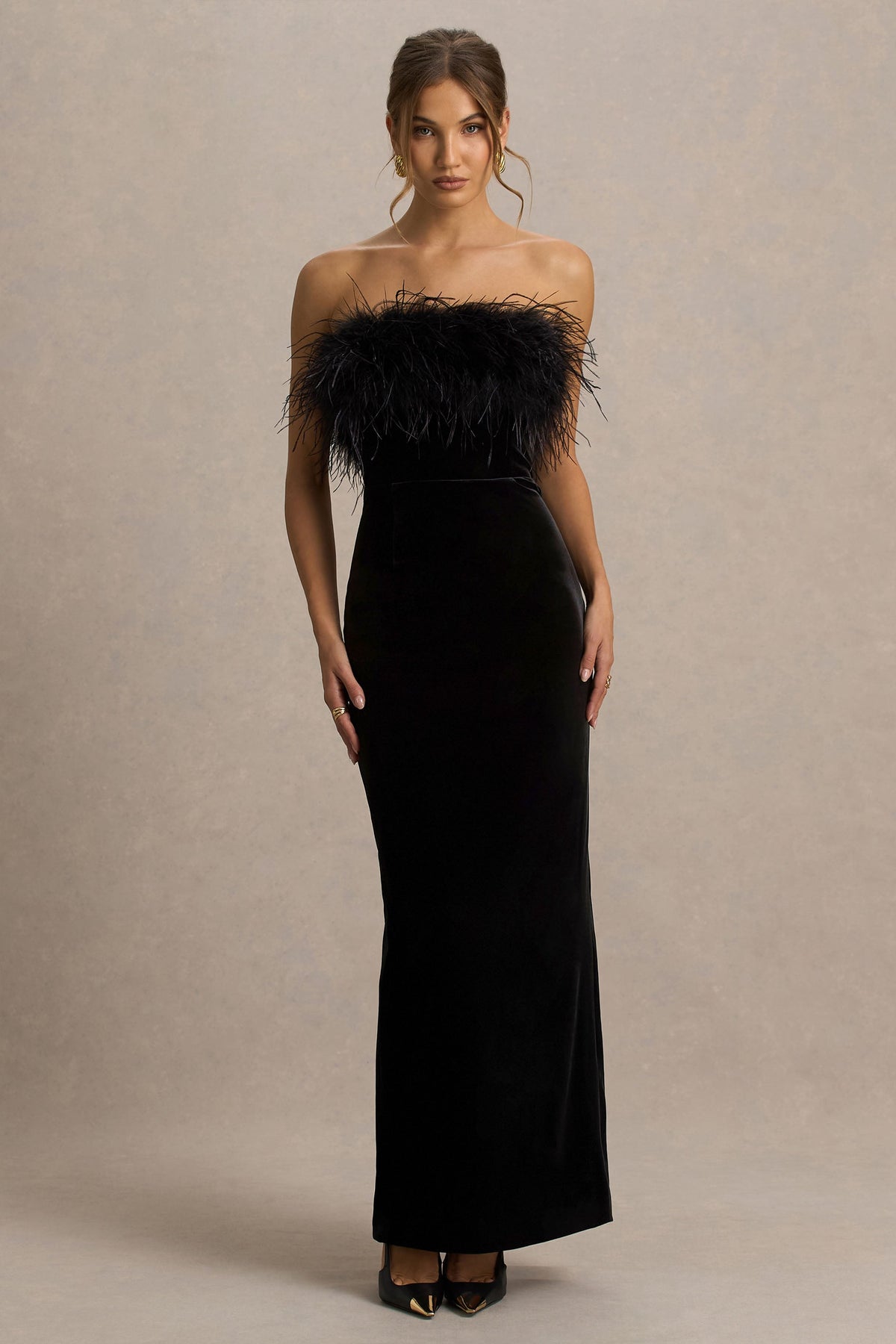 Arella | Vestido Largo de terciopelo negro con escote bandeau y ribete de plumas
