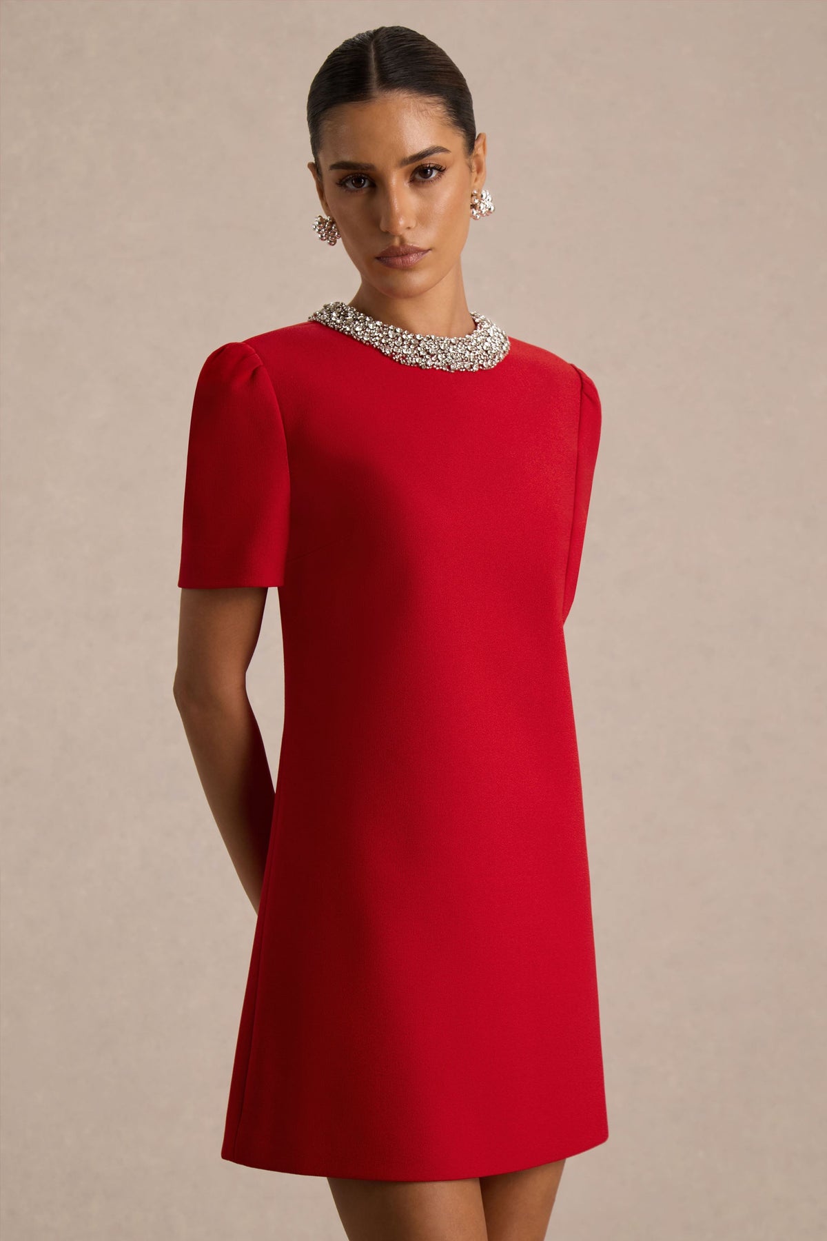 Jackie | Vestido Corto Rojo de Cuello Alto Adornado