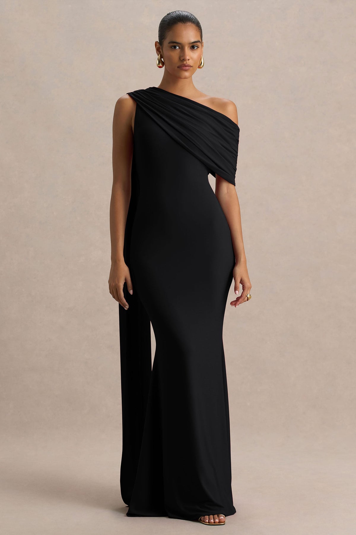 Zendaya | Vestido Largo Negro con Escote Asimétrico Cola de Pez y Detalle de Capa