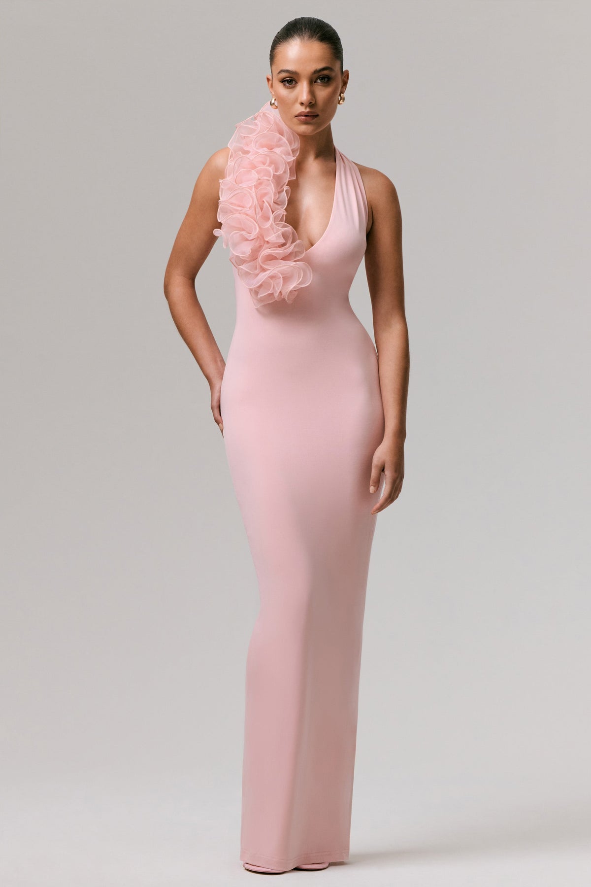 Harriet | Vestido largo rosa con escote pronunciado y detalle floral lateral