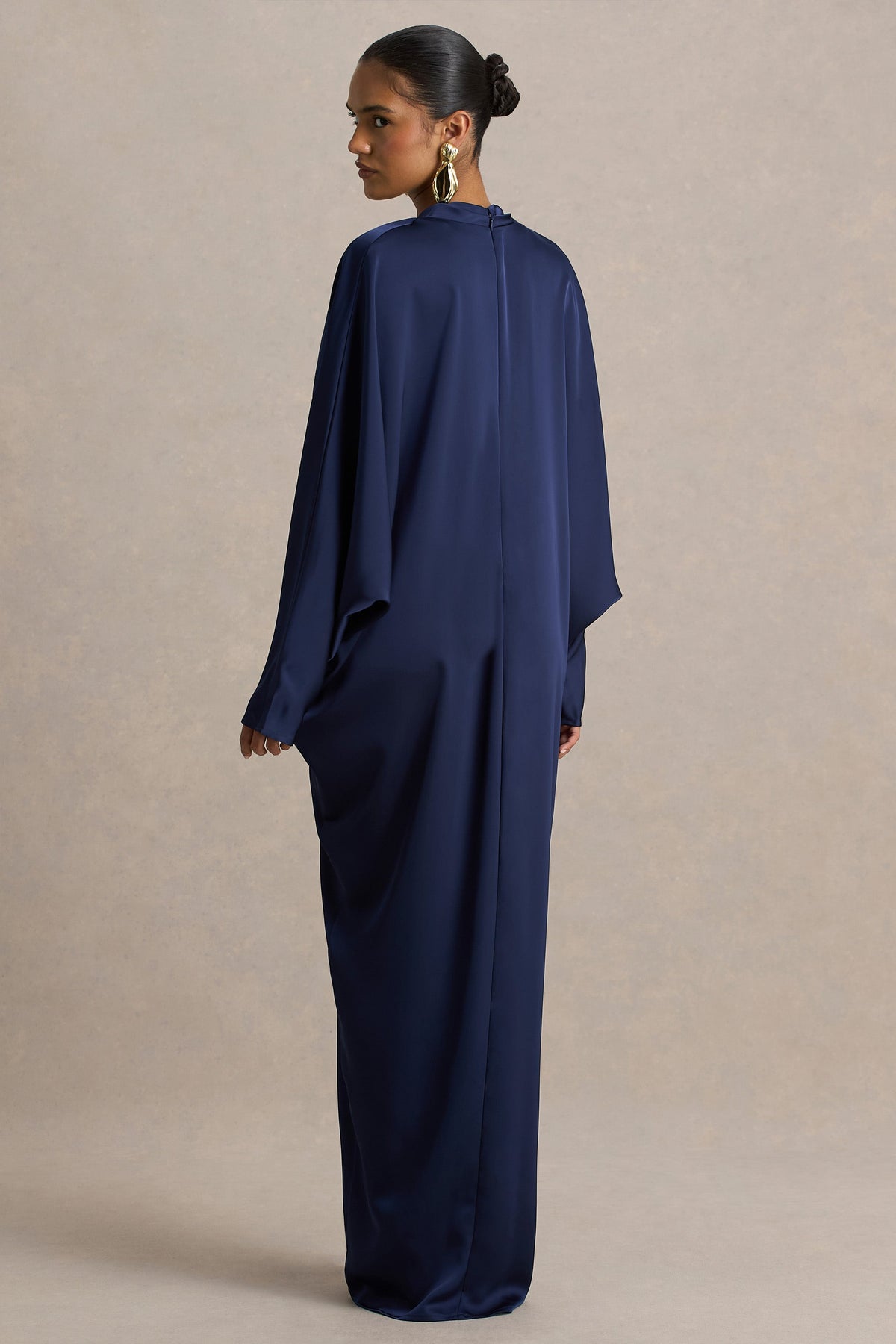 Tina | Vestido largo satinado azul marino con detalle dorado y mangas murciélago