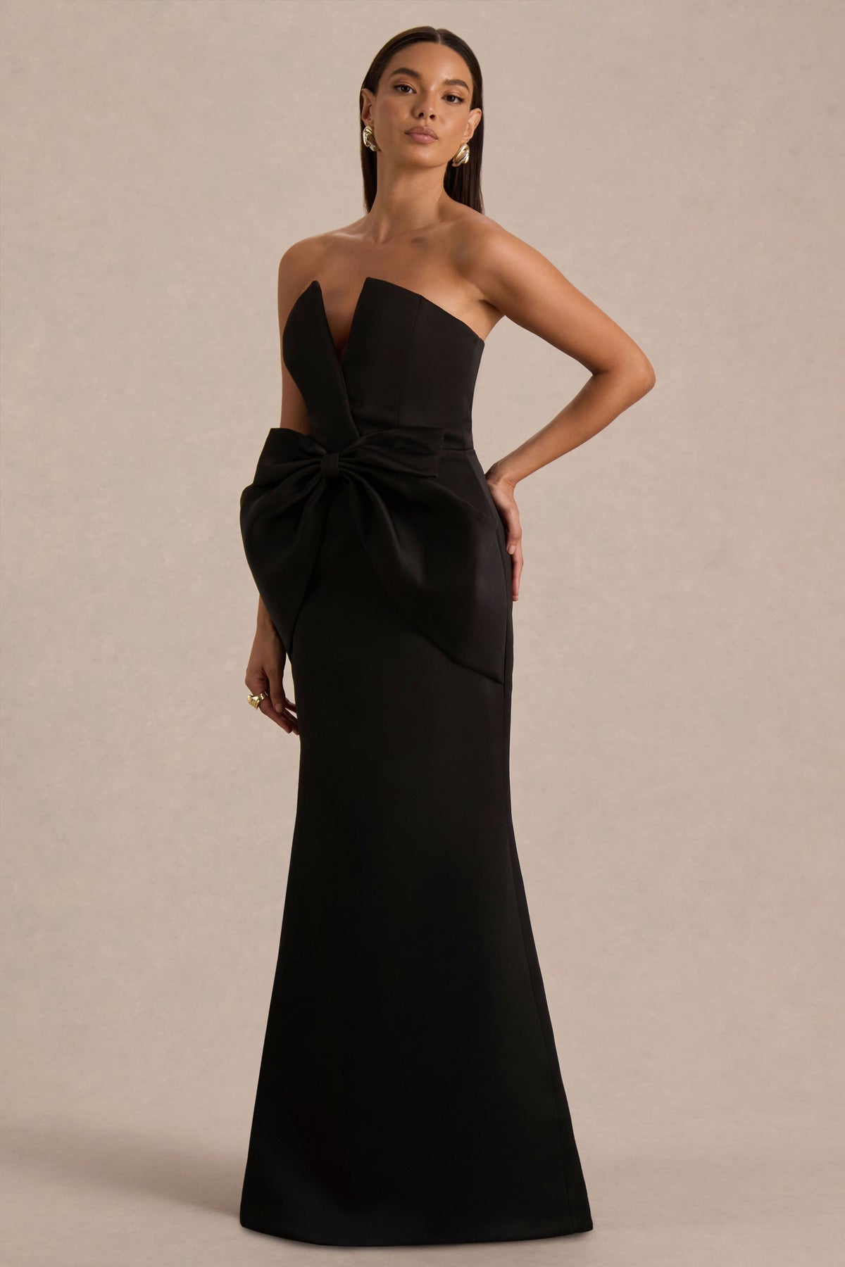 Sonata | Vestido Largo Negro de Satén con Escote Bandeau y Falda Tulipán