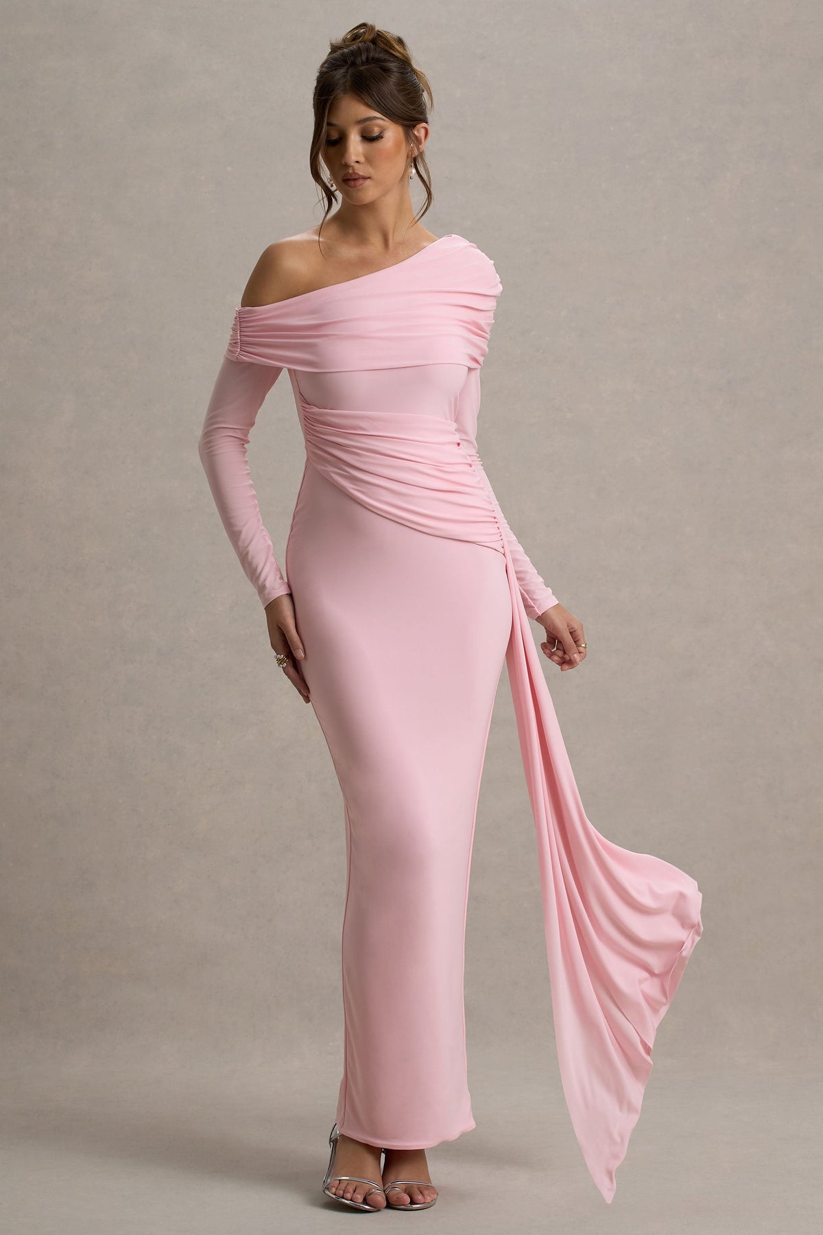 Valina | Vestido largo rosa con mangas largas y drapeado lateral