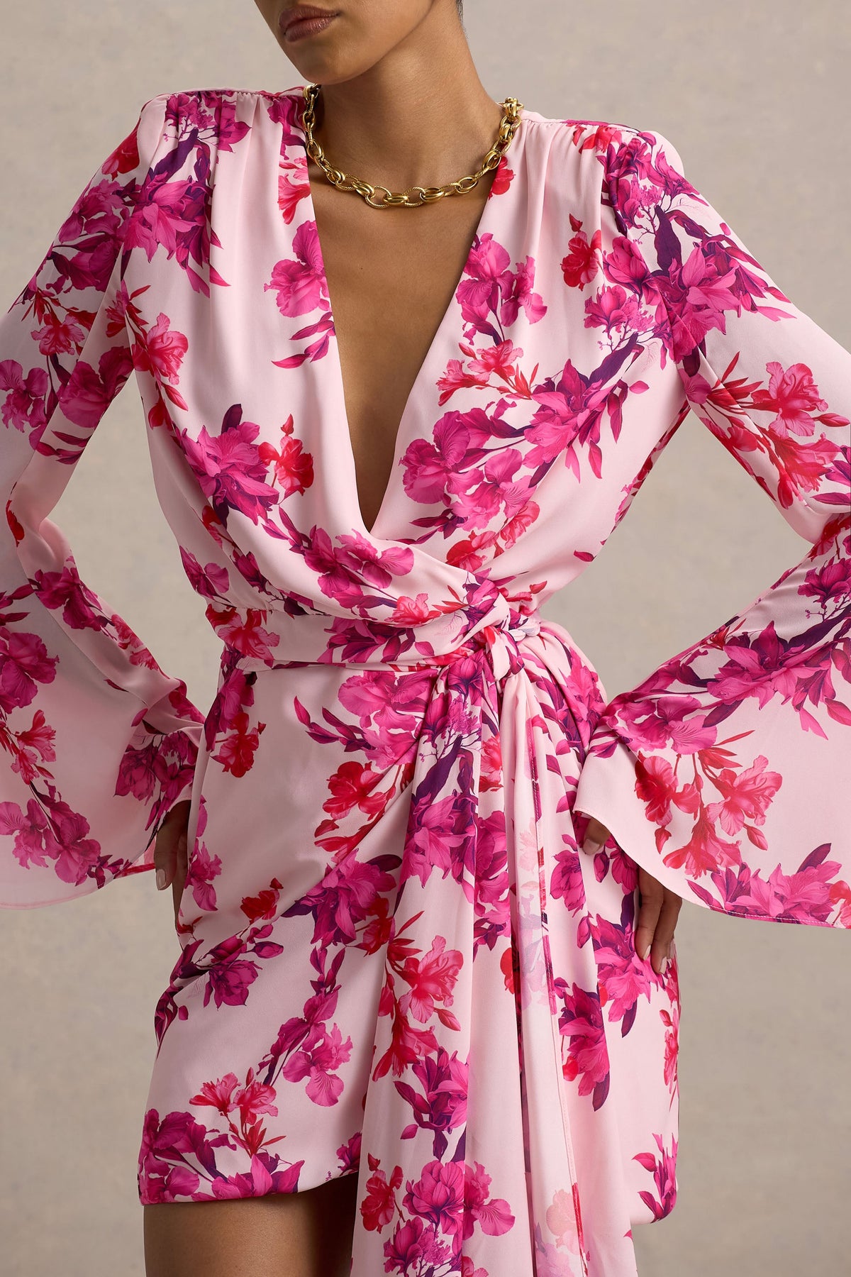 Goldie | Vestido corto de gasa con estampado floral rosado y detalle de cinta