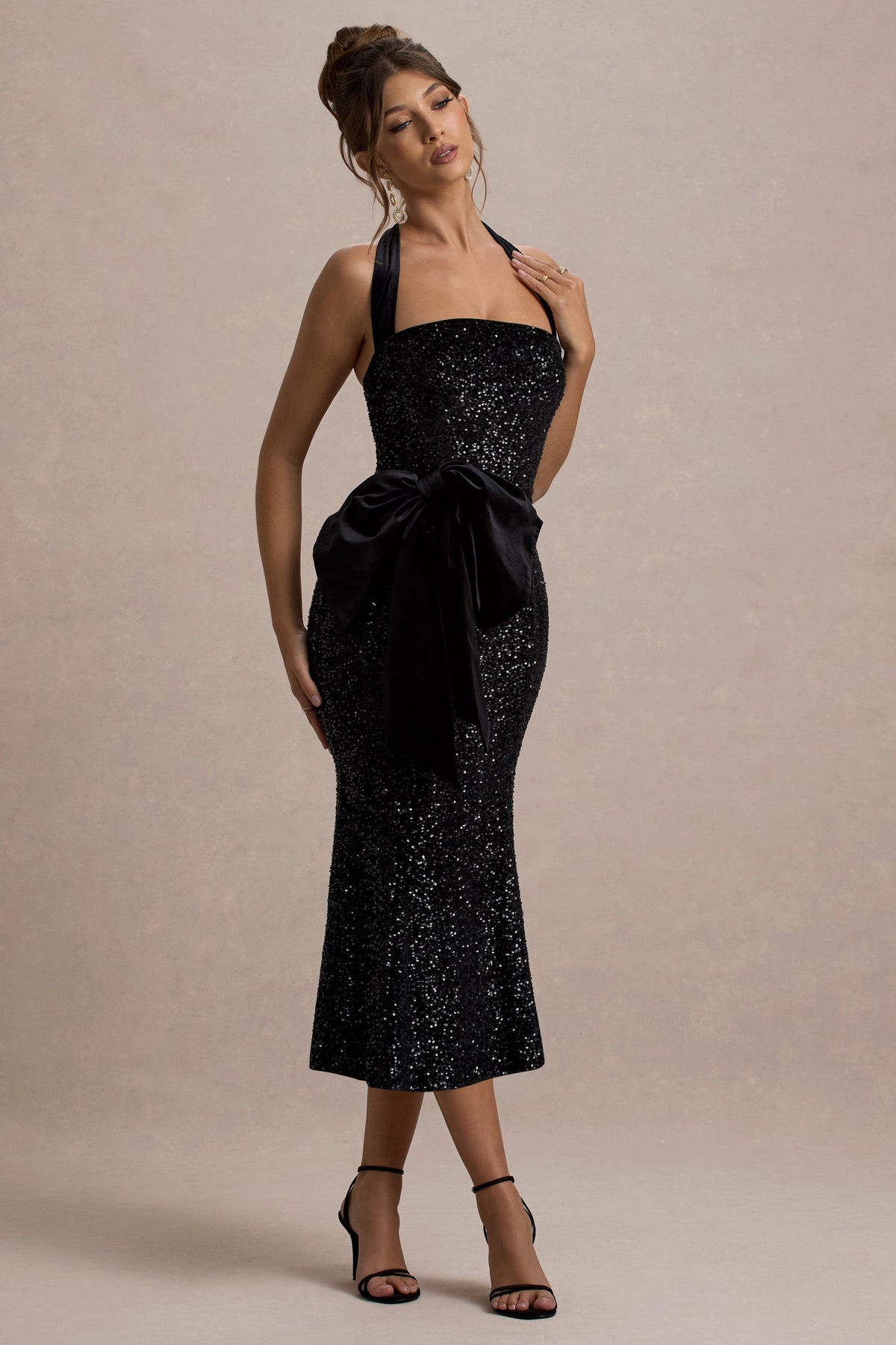 Adee | Vestido Midi de Terciopelo Negro con Escote Halter y  detalle de Lazo