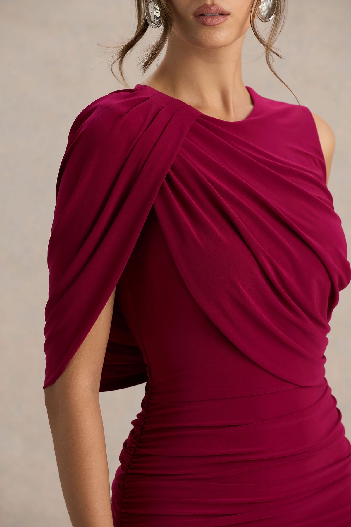Missy | Vestido Corto Burdeos Con Manga Capa Y Detalles Fruncidos