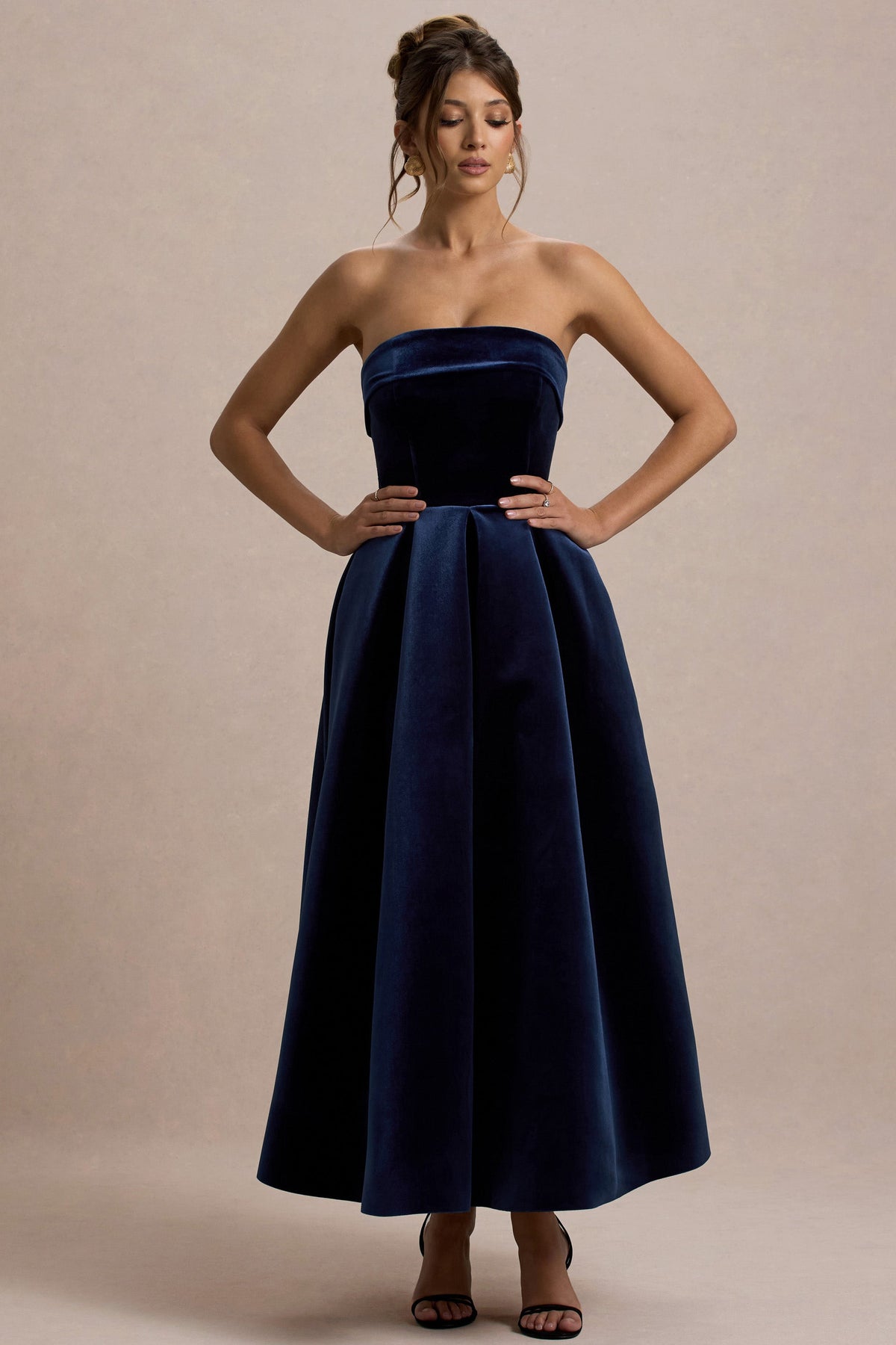 Addina | Vestido largo de terciopelo en azul marino con falda plisada