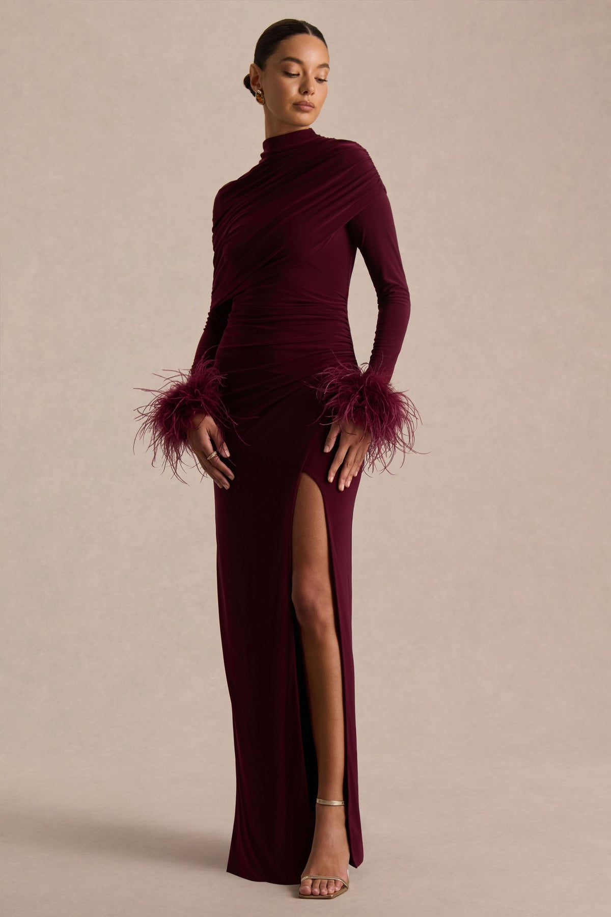 Gatsby | Vestido Largo Burdeos de Cuello Alto y Puños con Ribete de Plumas