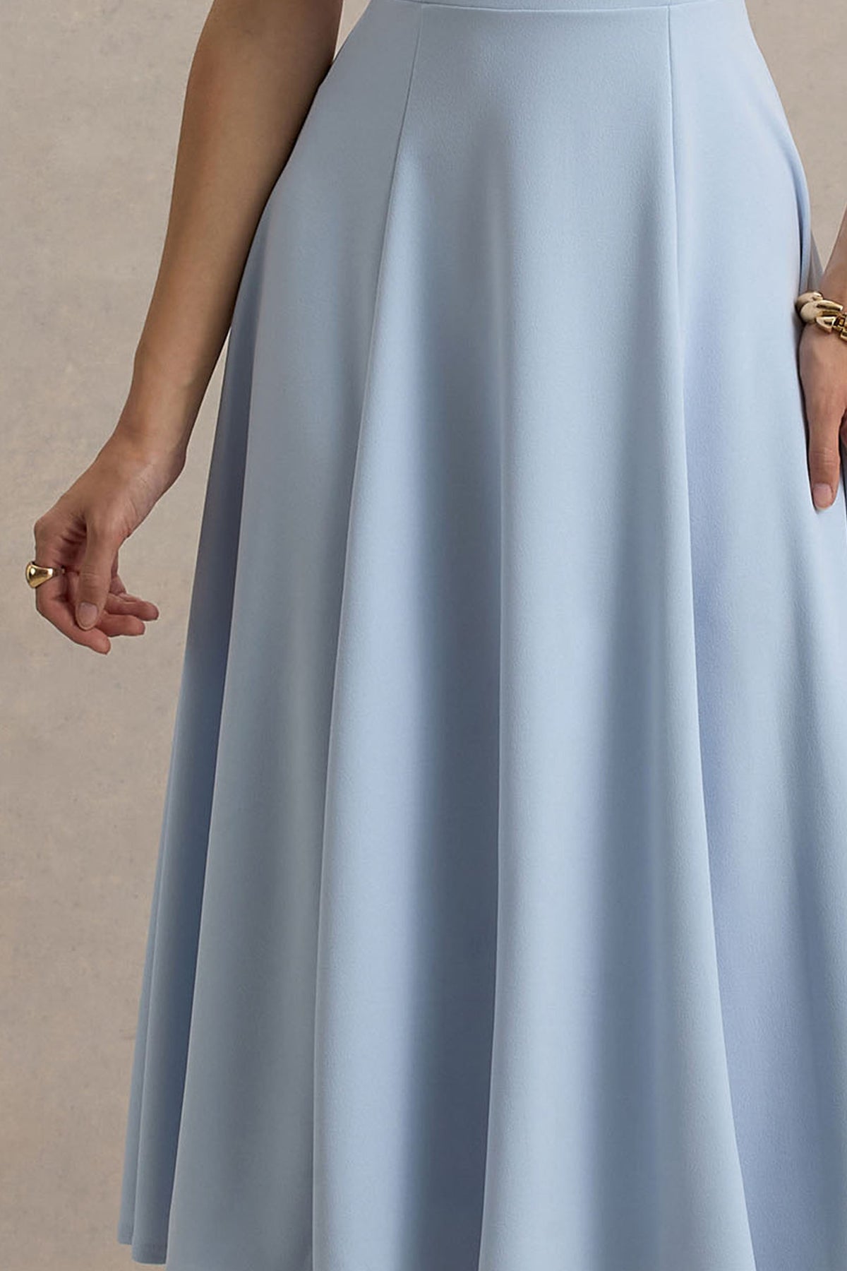Auburn | Vestido midi azul bebé con escote halter de malla con lazo