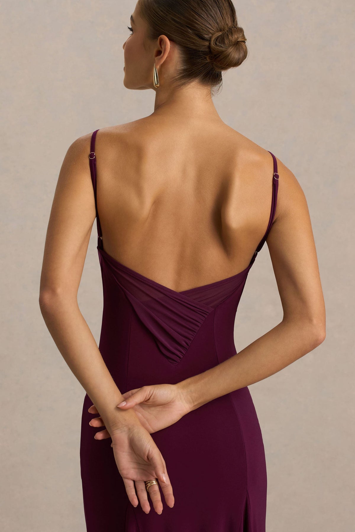 Gabbie | Vestido Largo Burdeos Con Escote Drapeado y Espalda De Malla