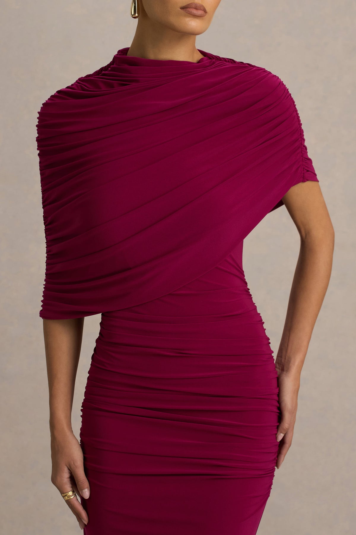 Glitz | Vestido largo en Burdeos con Escote Alto, Manga Capa y Detalles Fruncidos