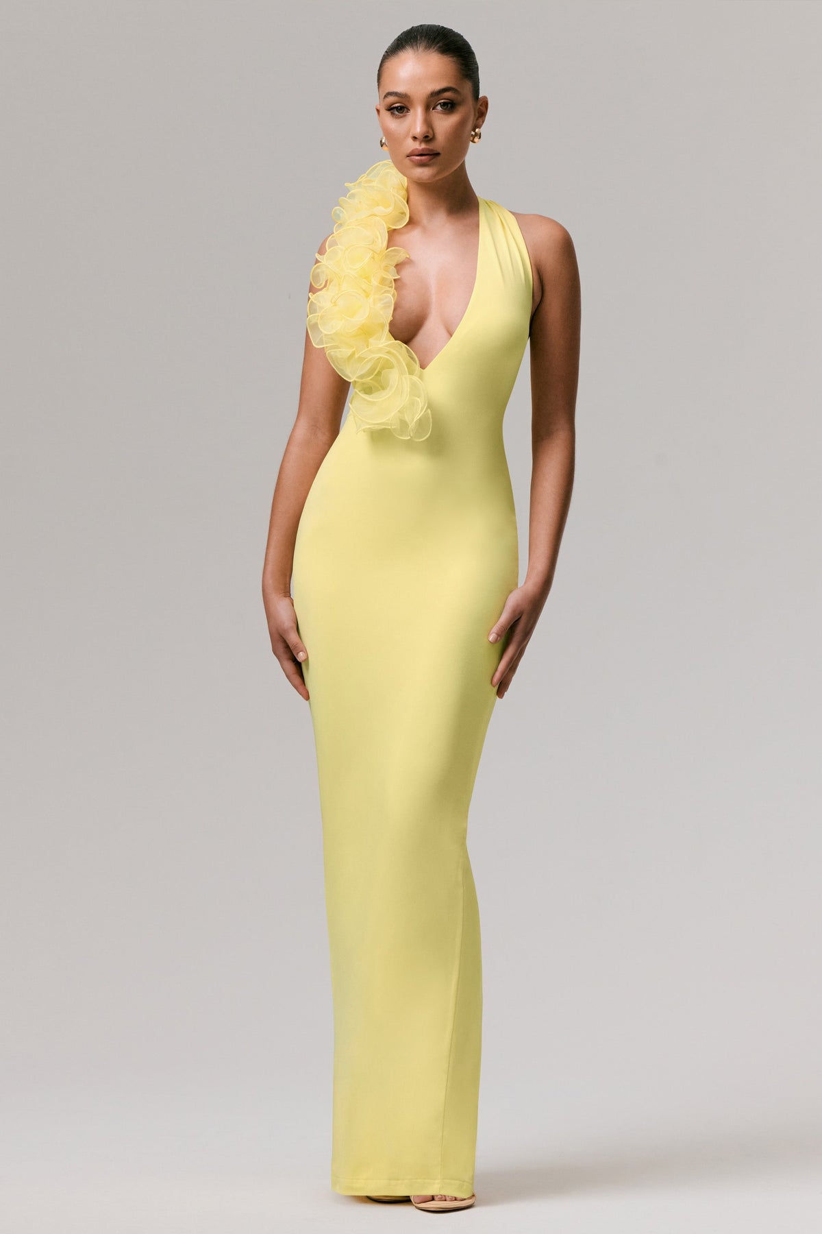 Harriet | Vestido largo amarillo con escote pronunciado y detalle floral lateral