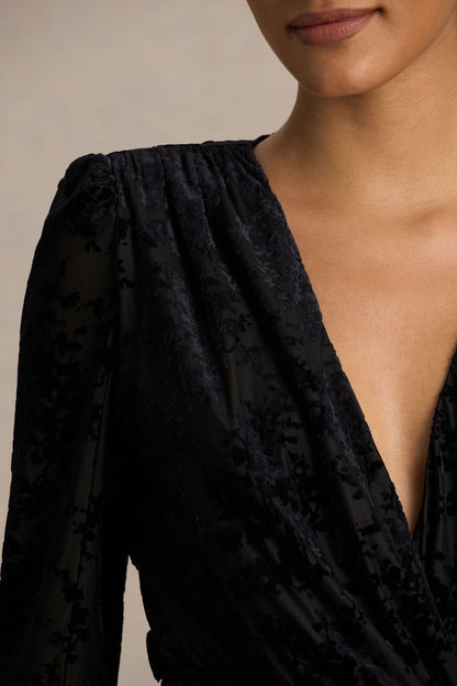 Vicenta | Vestido Corto cruzado de terciopelo devoré negro con escote pronunciado