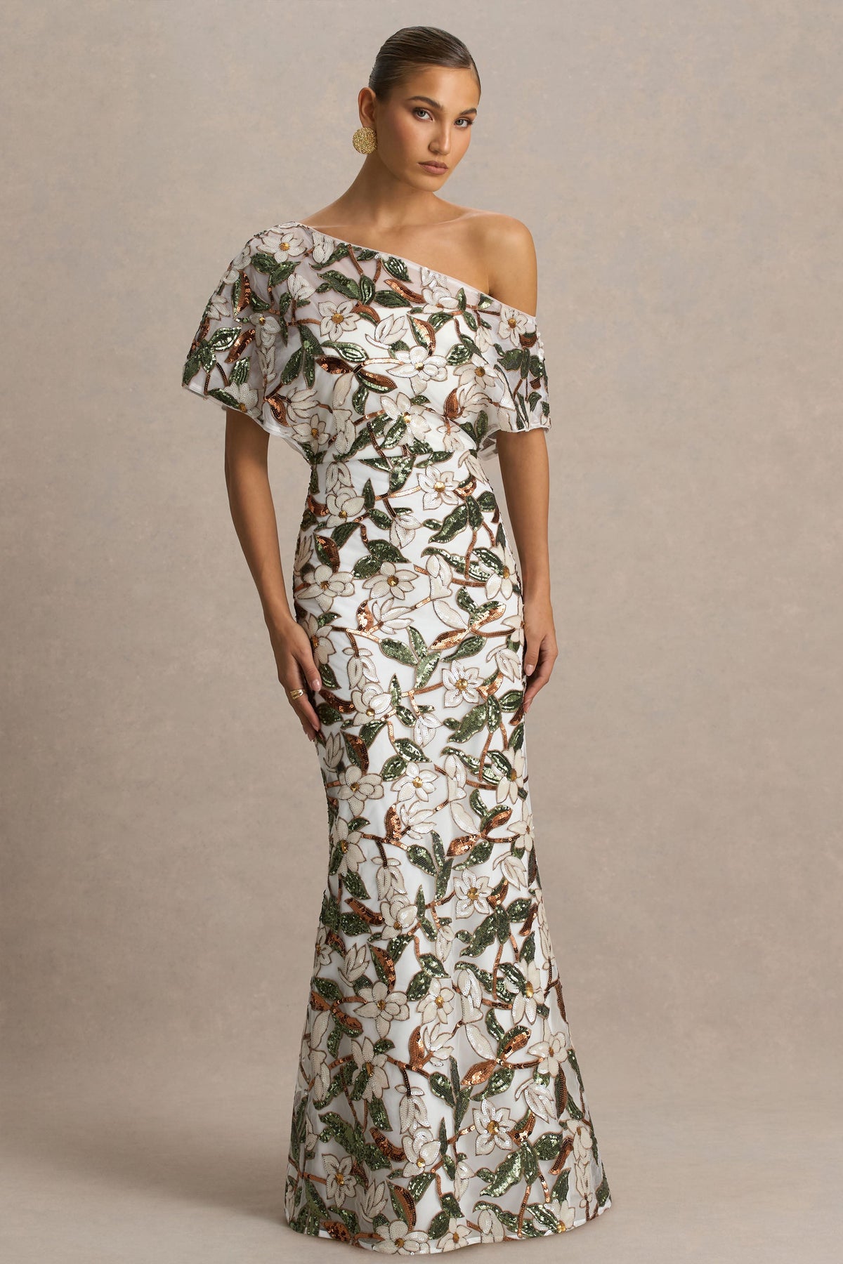 Iony | Vestido Largo de cuello asimétrico con detalles florales, malla y lentejuelas en blanco y verde