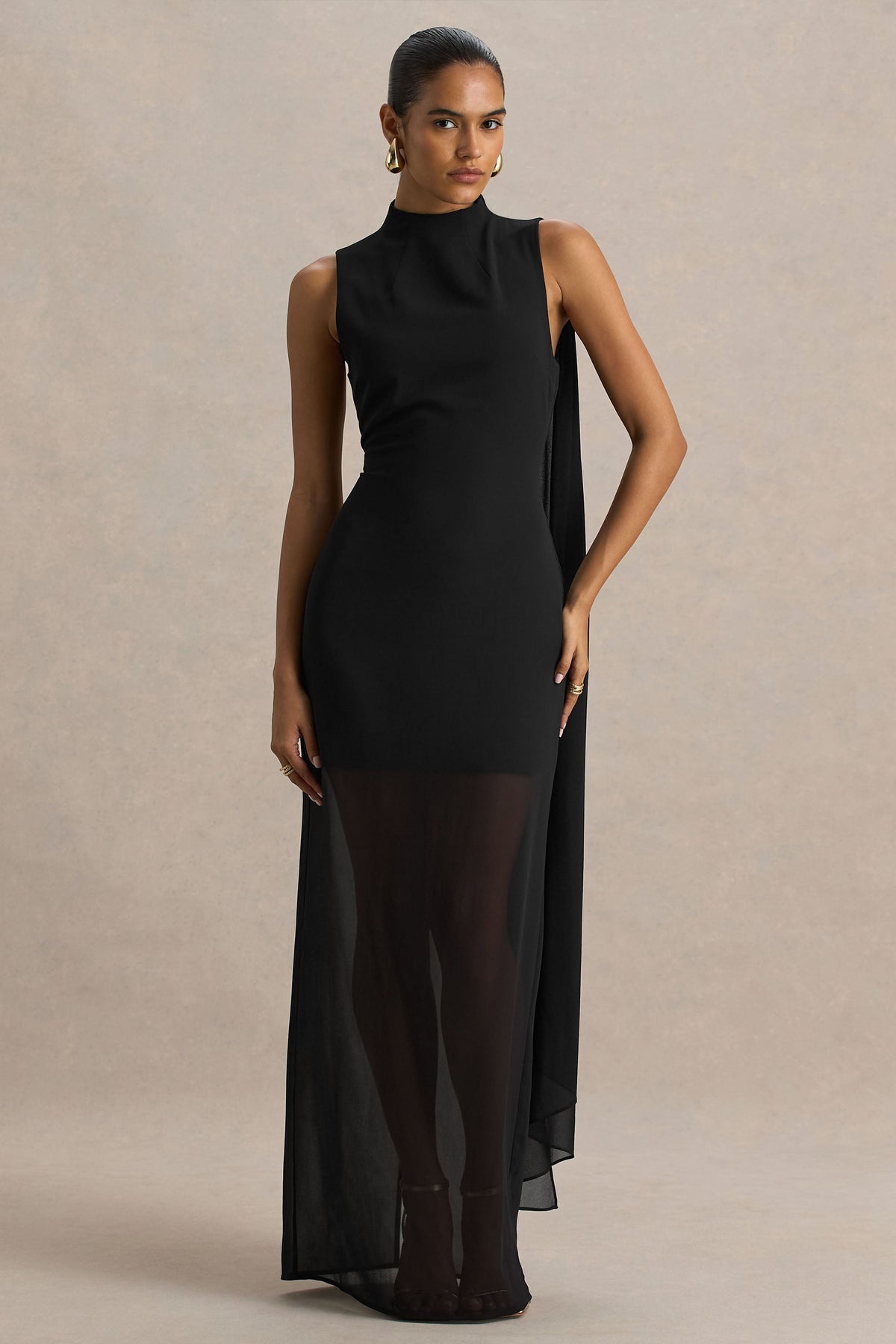 Unpredictable | Vestido Largo Negro con Escote Alto y Detalle de Capa en la Espalda
