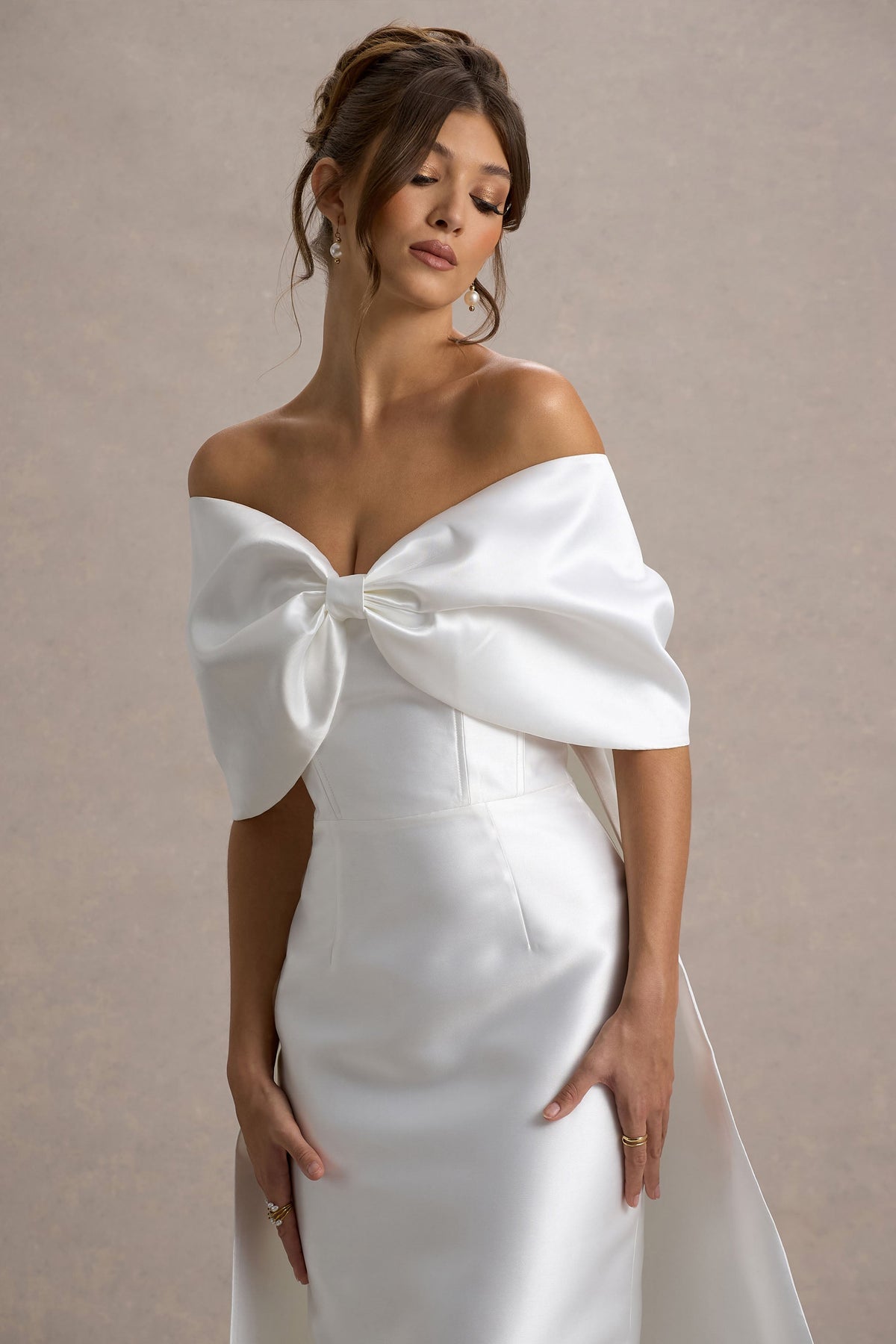 Wanting More | Vestido largo blanco roto con escote bardot y detalle de capa trasera