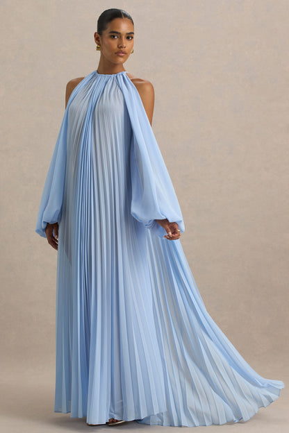 Reyna | Vestido largo azul bebé de gasa plisada con detalle de capa