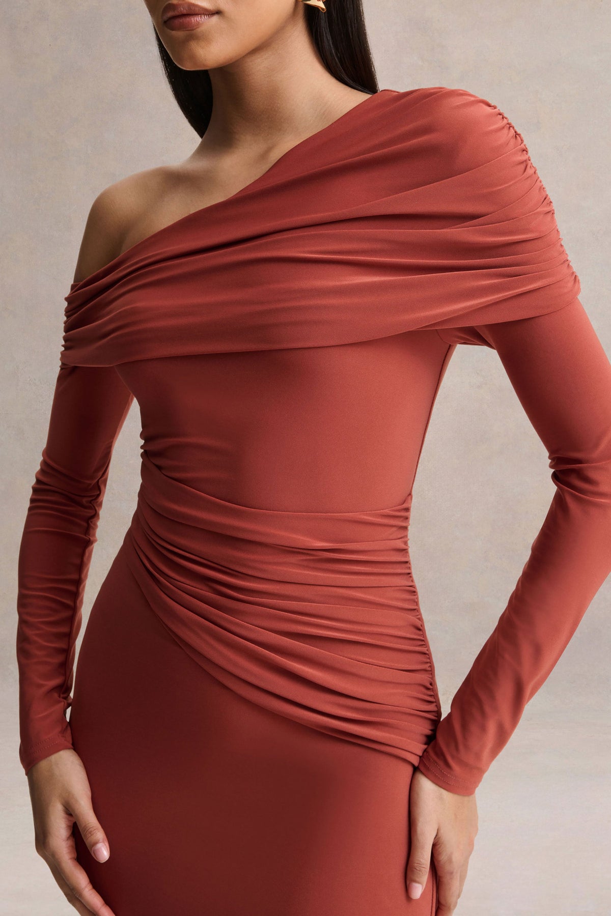 Elliora | Vestido midi de color óxido con cuello asimétrico