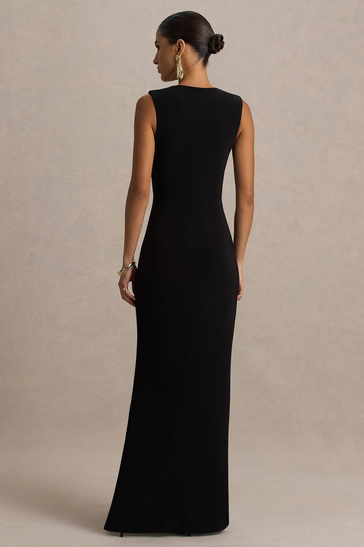 Alena | Vestido Largo Negro con Escote Profundo y Detalle Dorado