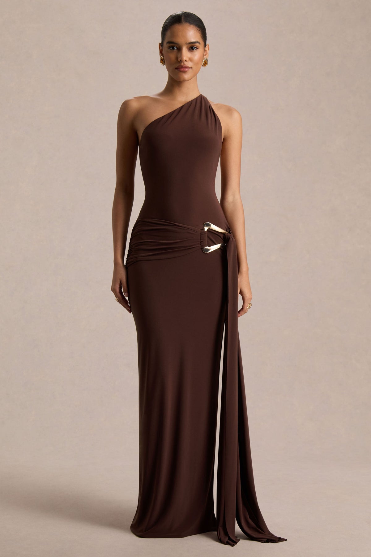 Bonnie | Vestido Largo Marrón con Escote Asimétrico y Detalles Fruncidos