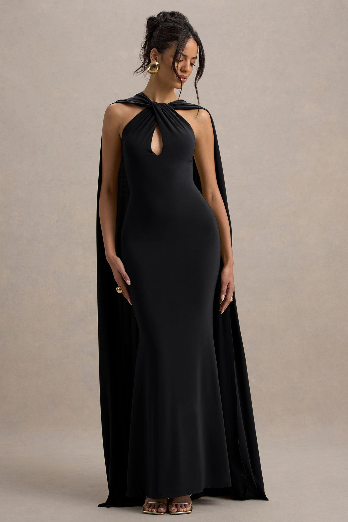 Rhoda | Vestido largo negro con escote halter torcido y capa