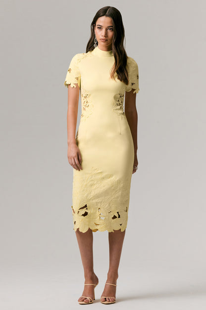 Guest List | Vestido midi limón con cuello alto y detalles calados de crochet